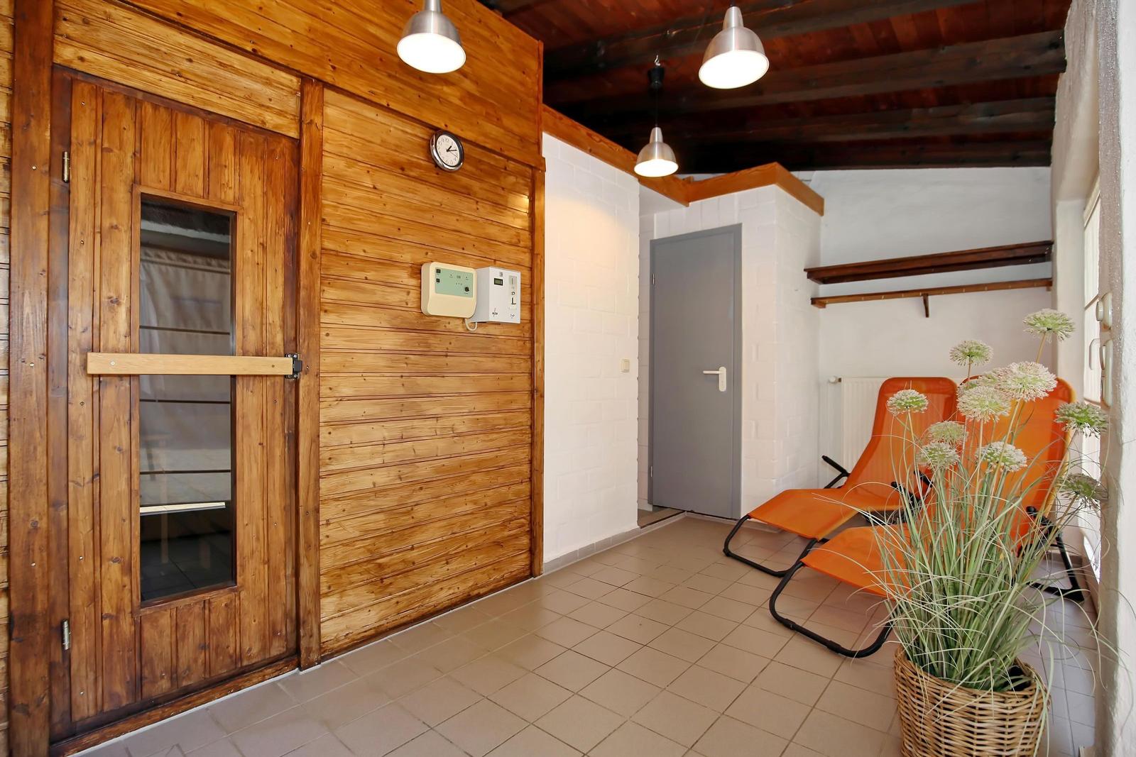 Wohnung mit Küche, Wohnzimmer und Balkon. Spiralstiege zur oberen Etage.