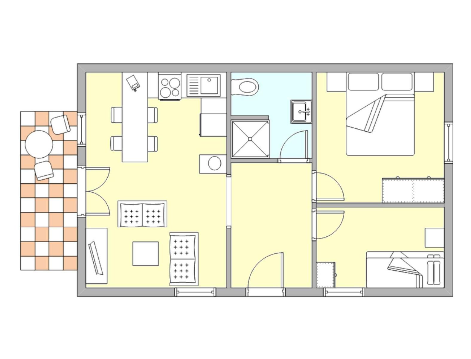 Wohnung mit Küche, Bad, Schlafzimmer und Wohnbereich mit Tisch und Stühlen.