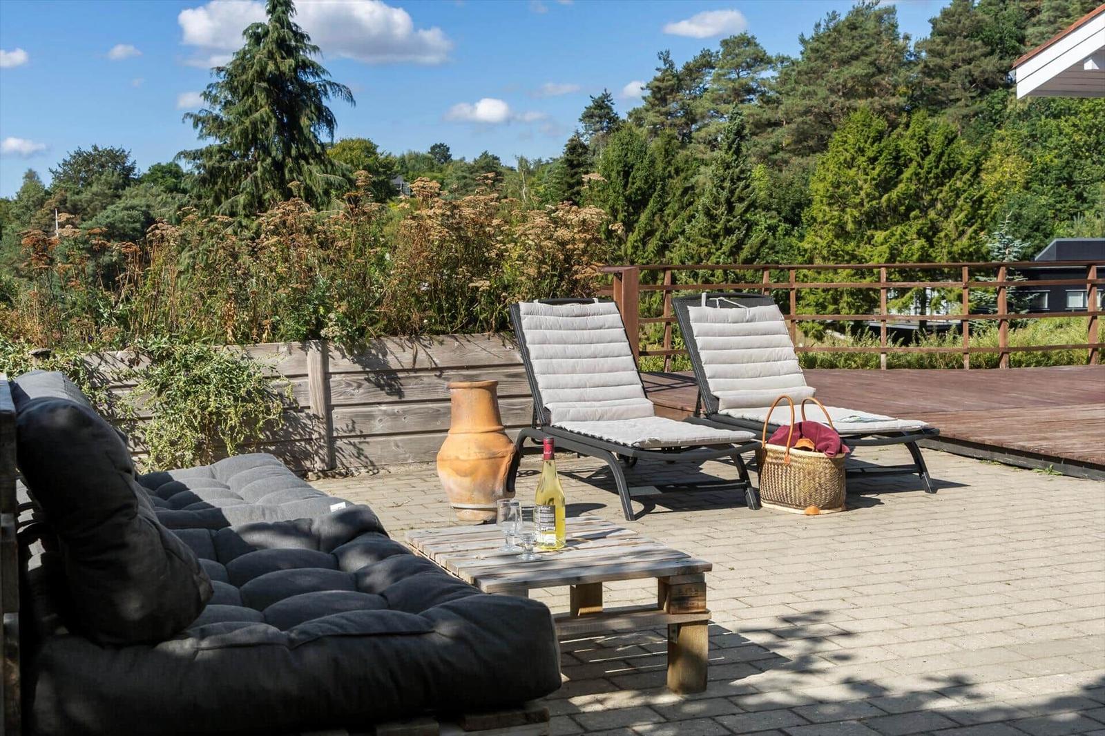 Funktionaler Grundriss mit Schlafzimmern, Küche und überdachter Terrasse.