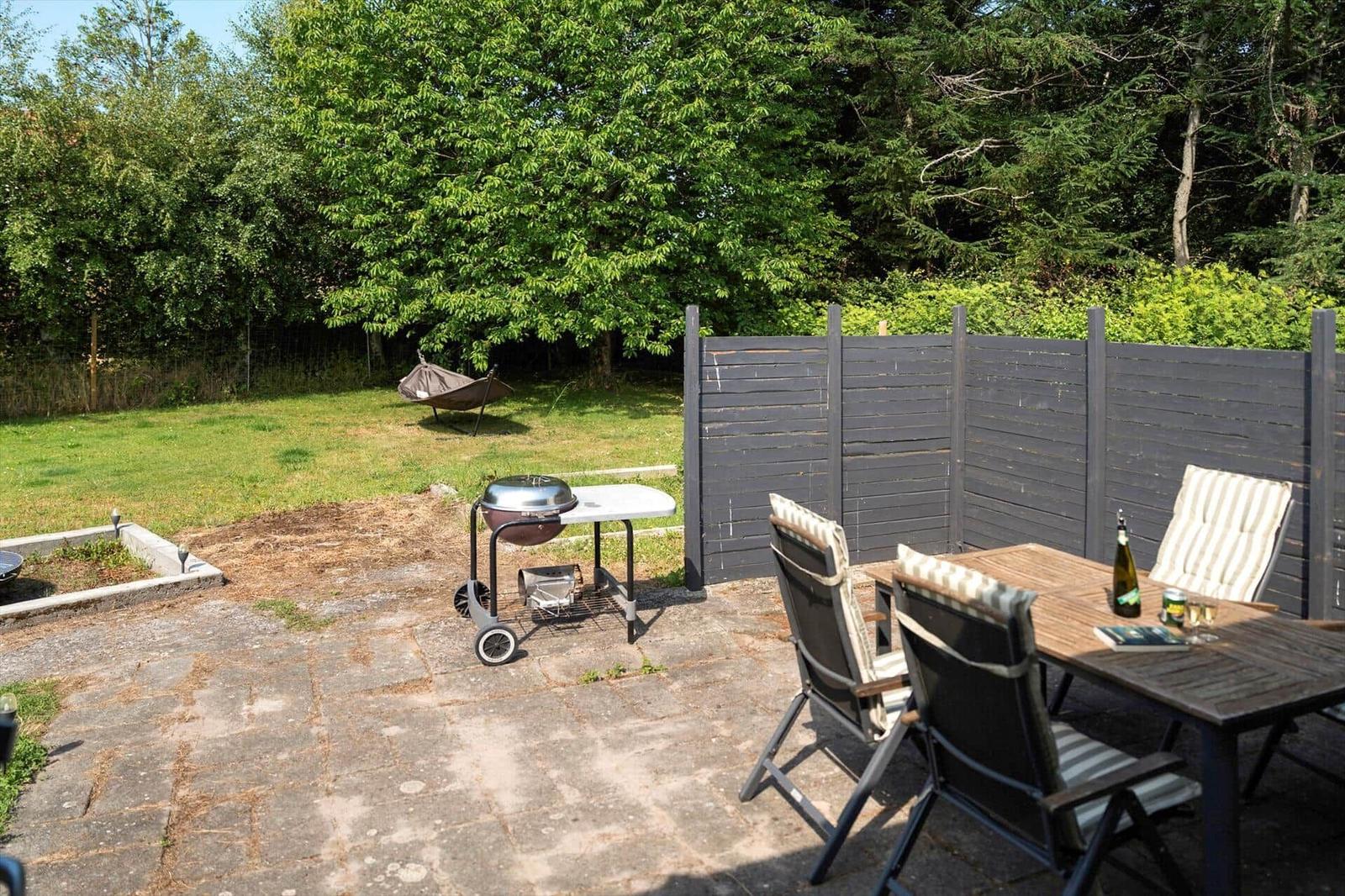Wohnung mit drei Schlafzimmern, Küche, Bad und Carport.
