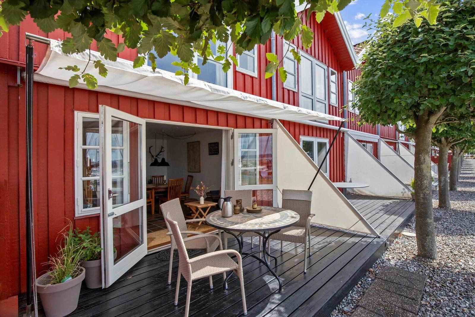 Erdgeschossplan mit Küche, Bad, Schlafzimmer und Schuppen.