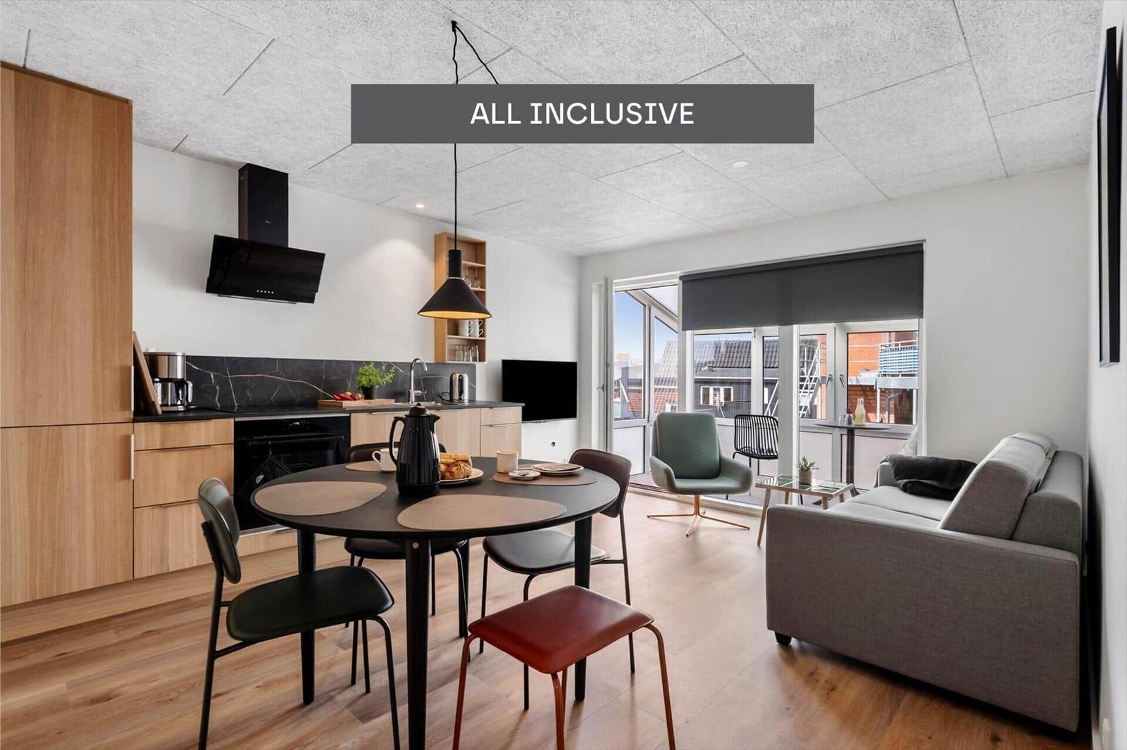Stueplan zeigt zwei Wohnungen mit Schlafzimmer, Bad und überdachter Terrasse.