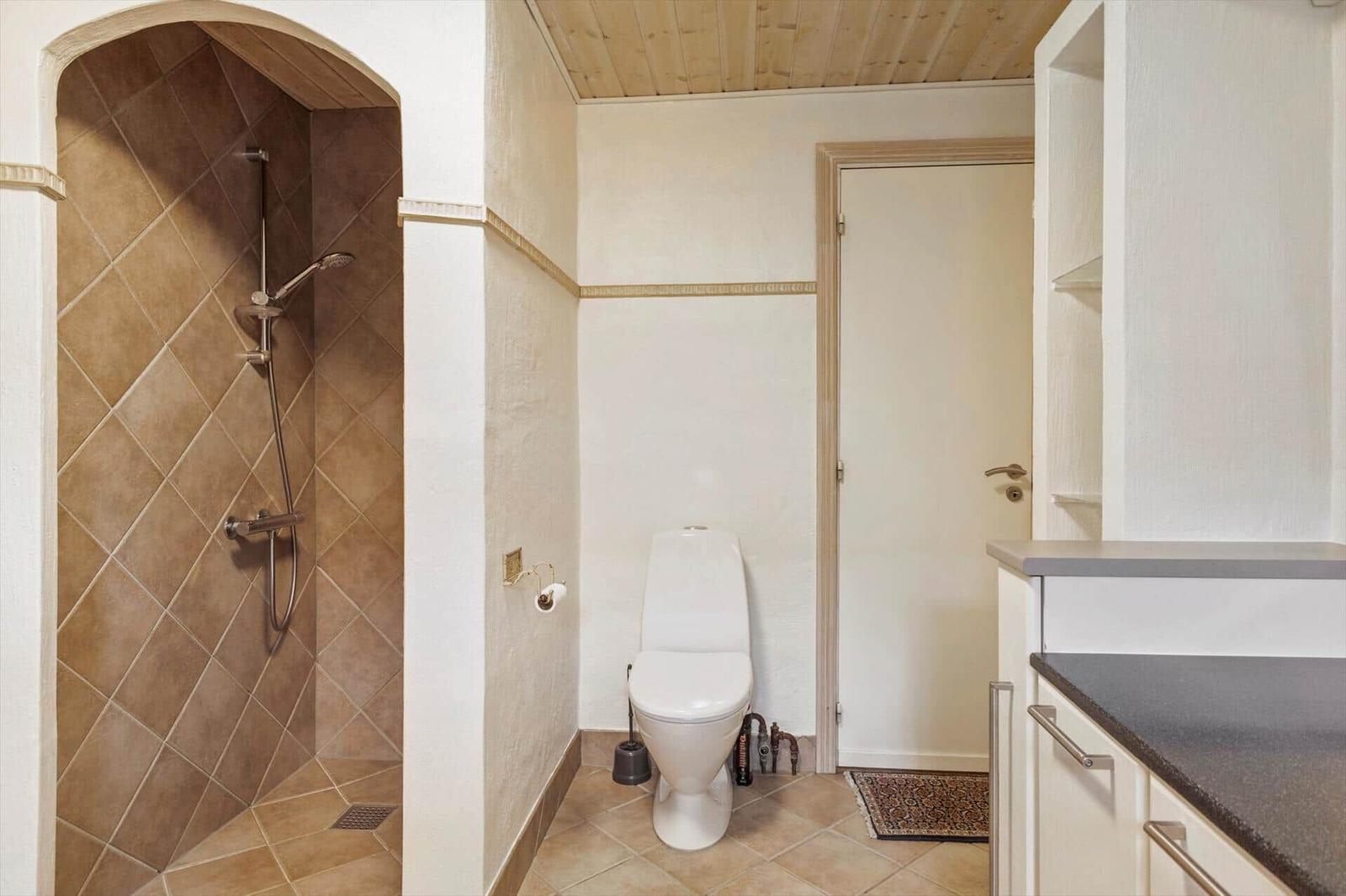 Wohnung mit vier Schlafzimmern, Küche und Bad