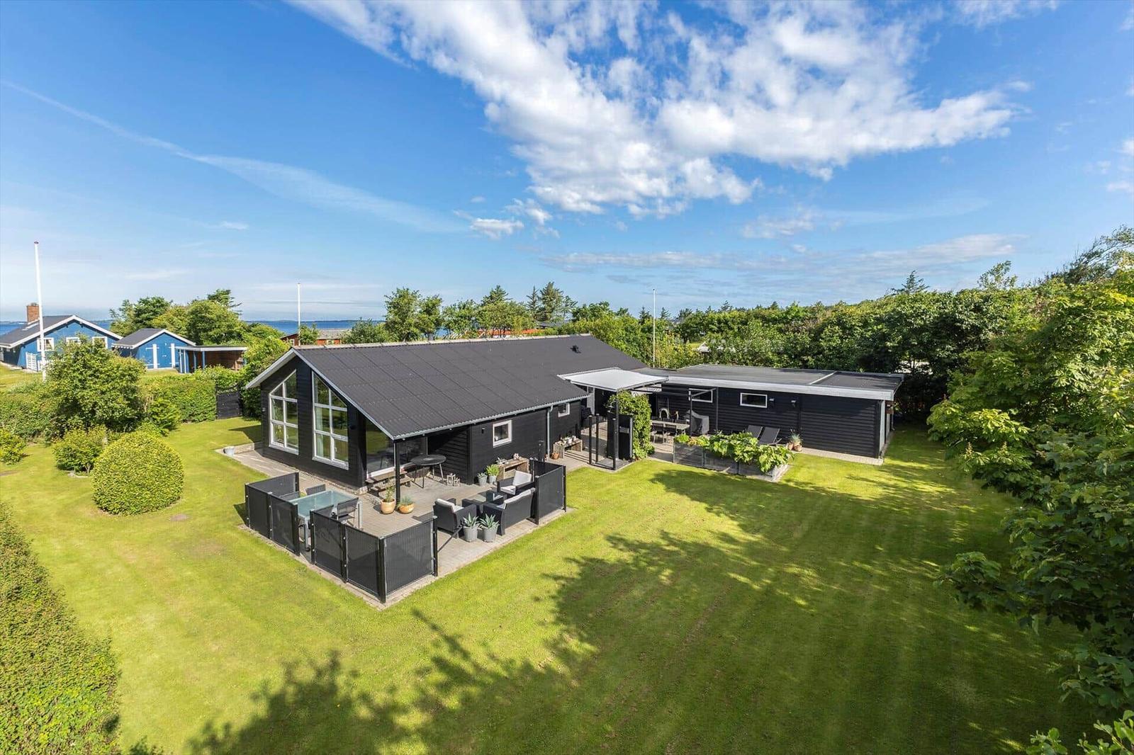 Dieses Haus hat drei Schlafzimmer, eine Küche und eine überdachte Terrasse.