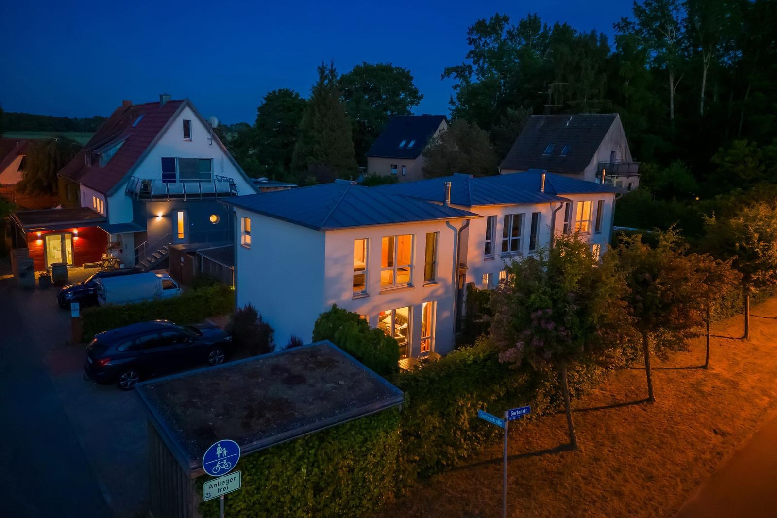 Wohnung mit Terrasse, Sauna, Bad und Wohn-/Essbereich mit Küchenzeile.