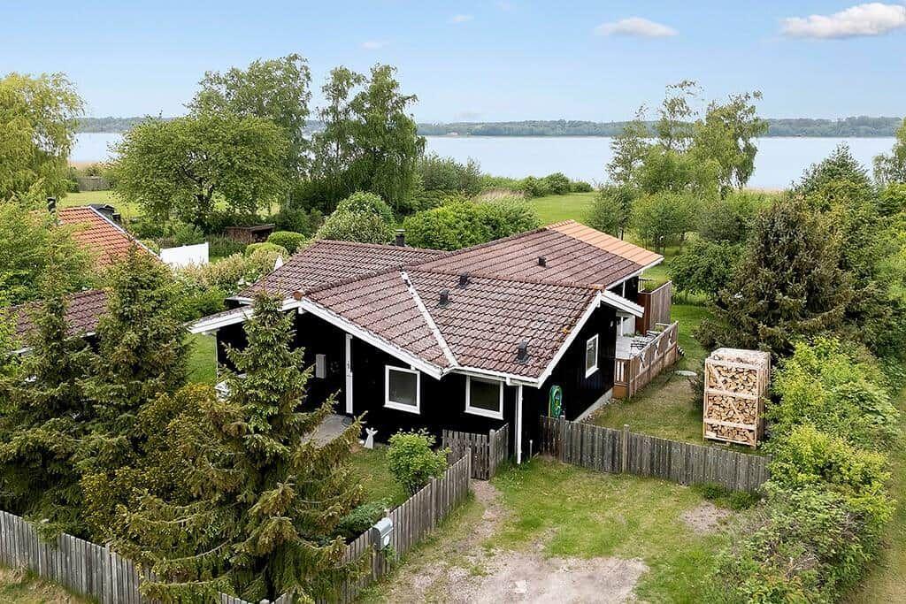 Wohnung mit drei Schlafzimmern, Küche und Bad. Raumübersicht mit Maßangaben.