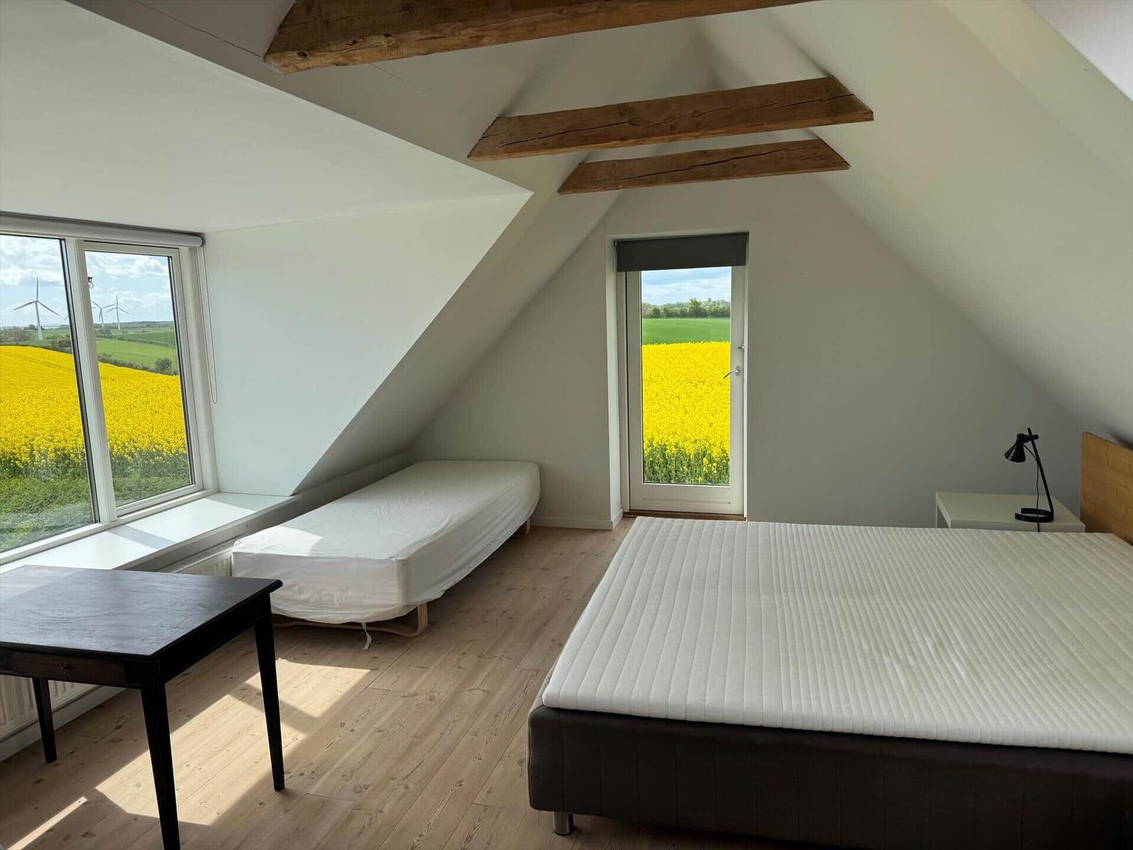 Erdgeschossplan mit Schlafzimmern, Bad und Treppe zur oberen Etage.