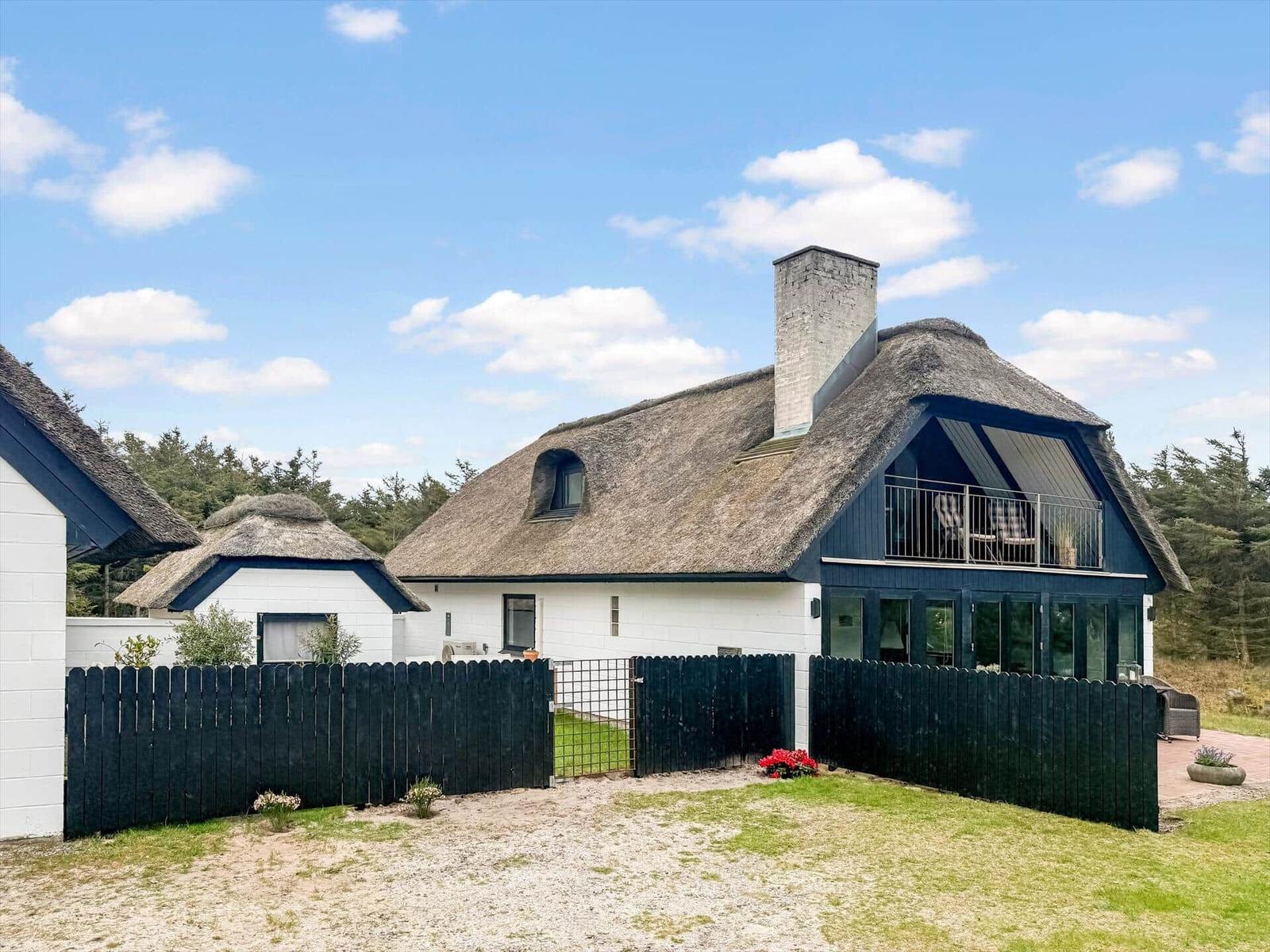 Einfamilienhaus mit Küche, Bad und Schlafzimmer. Treppenhaus führt zur oberen Etage.