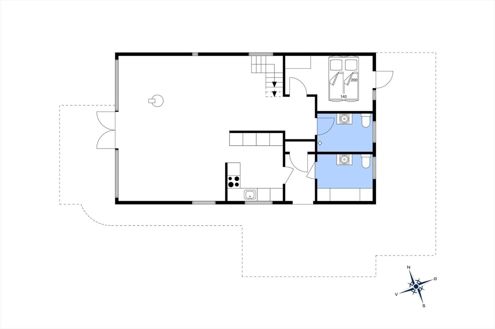 Erdgeschossplan mit Schlafzimmer, Wohnbereich und Treppe.
