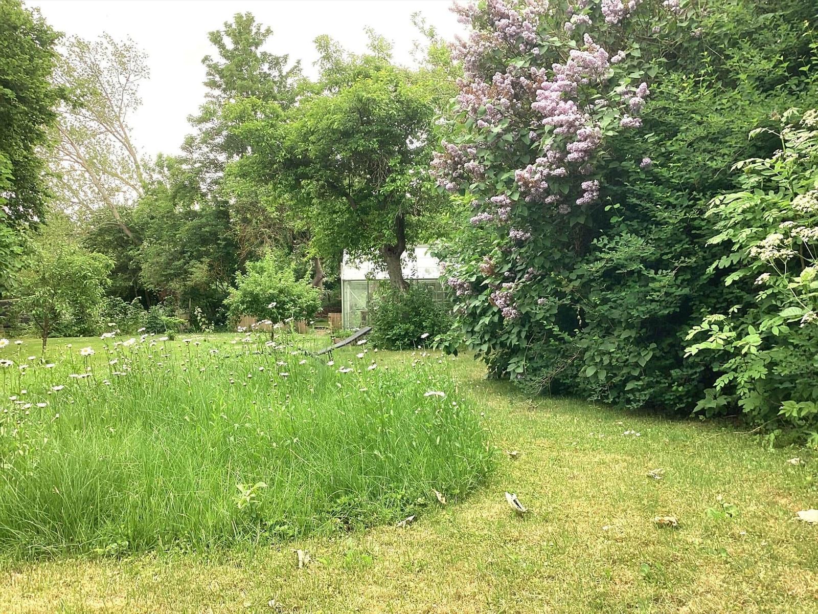 Wohnung mit Küche, zwei Schlafzimmern und Bad. Treppenhaus führt nach oben.