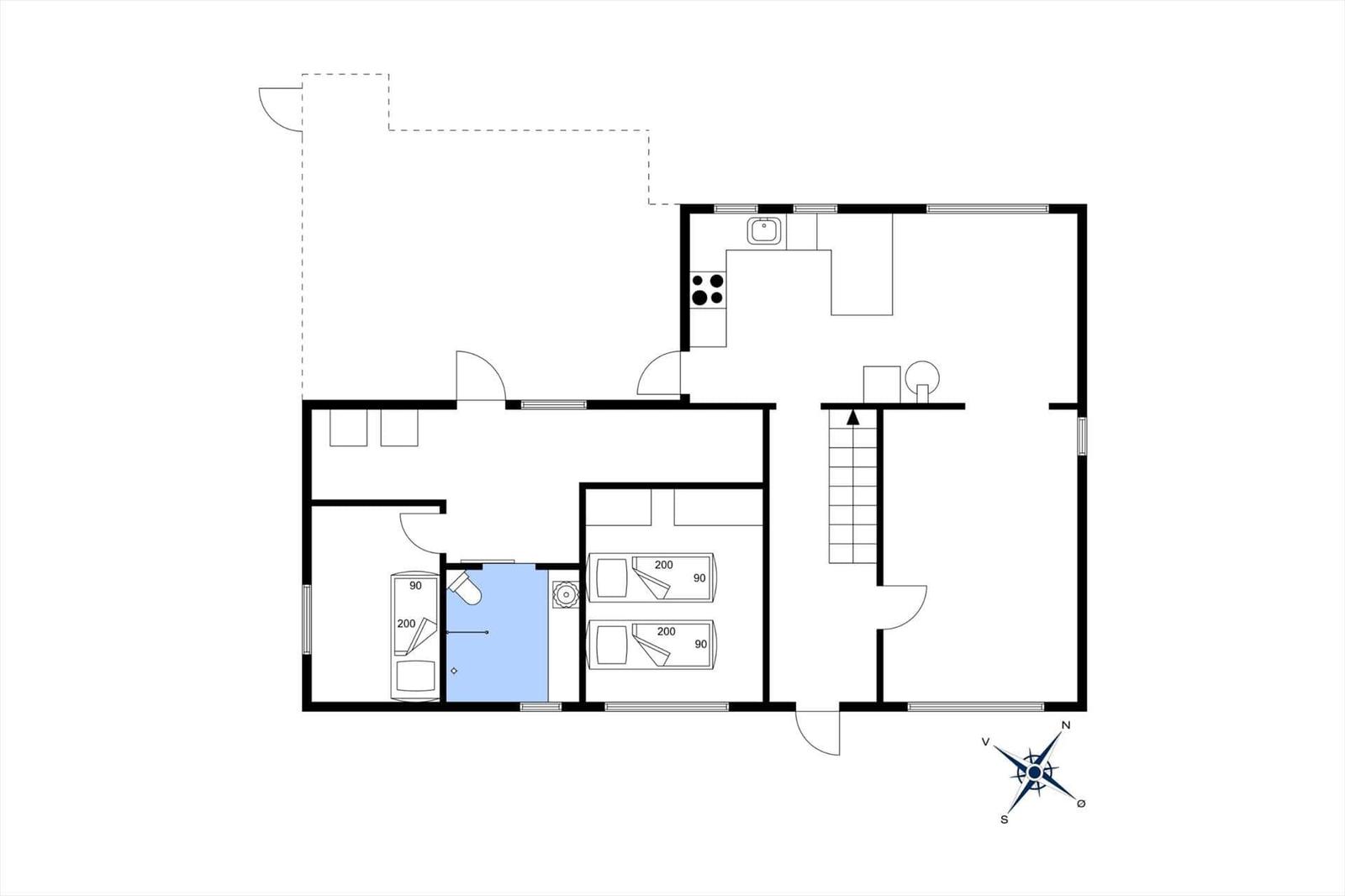 Haus mit Strohdach, weißer Fassade und Garten mit Sitzgelegenheit.