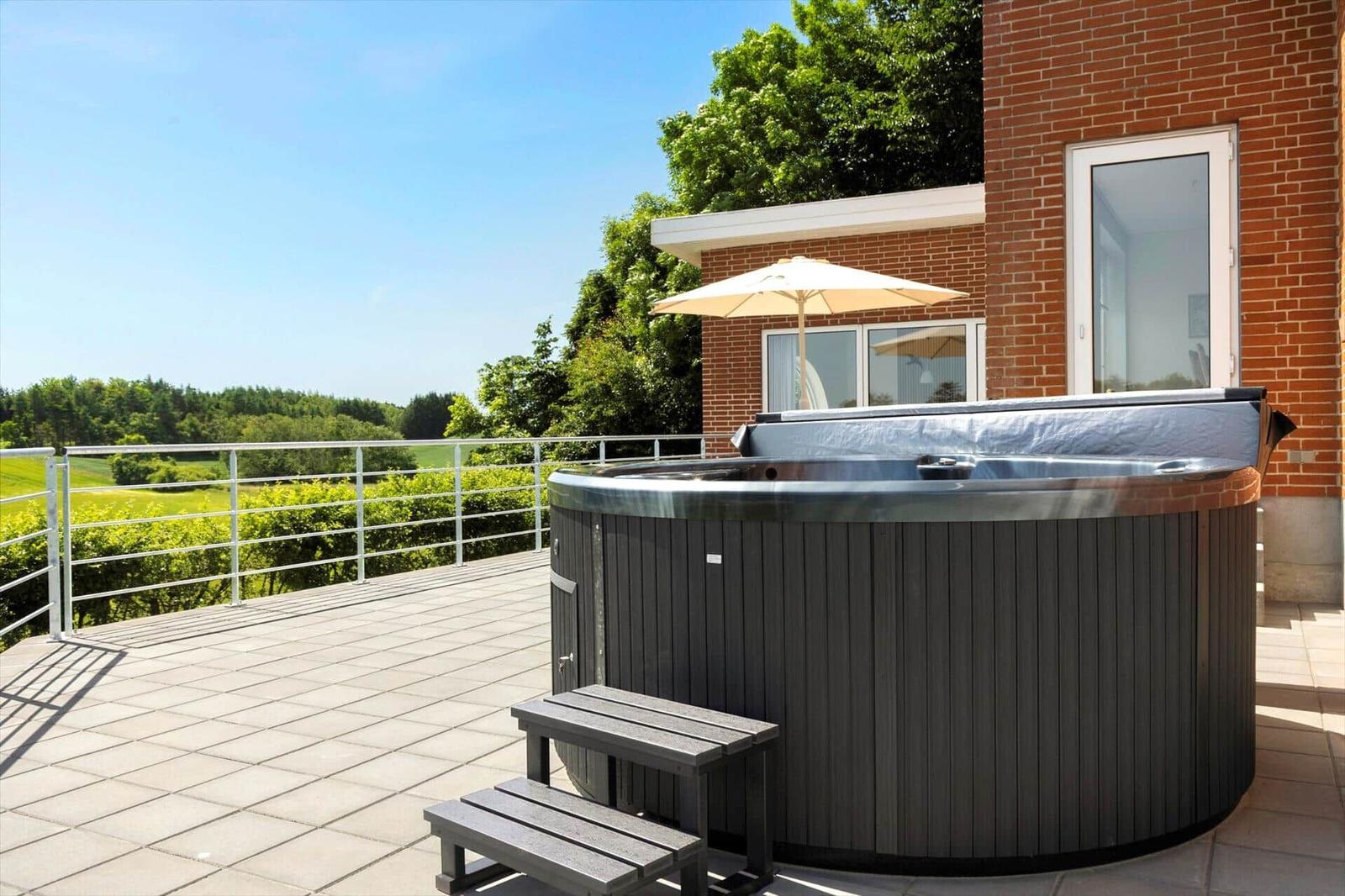 Stueplan zeigt Grundriss mit Schlafzimmer, Küche und Bad.