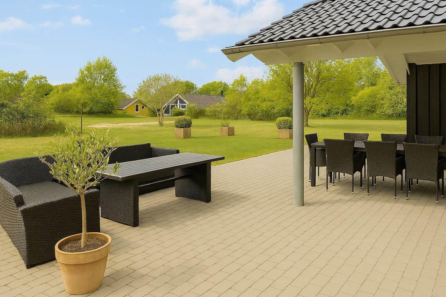 Funktionaler Grundriss mit drei Schlafzimmern, Küche und Bad. Überdachte Terrasse vorhanden.