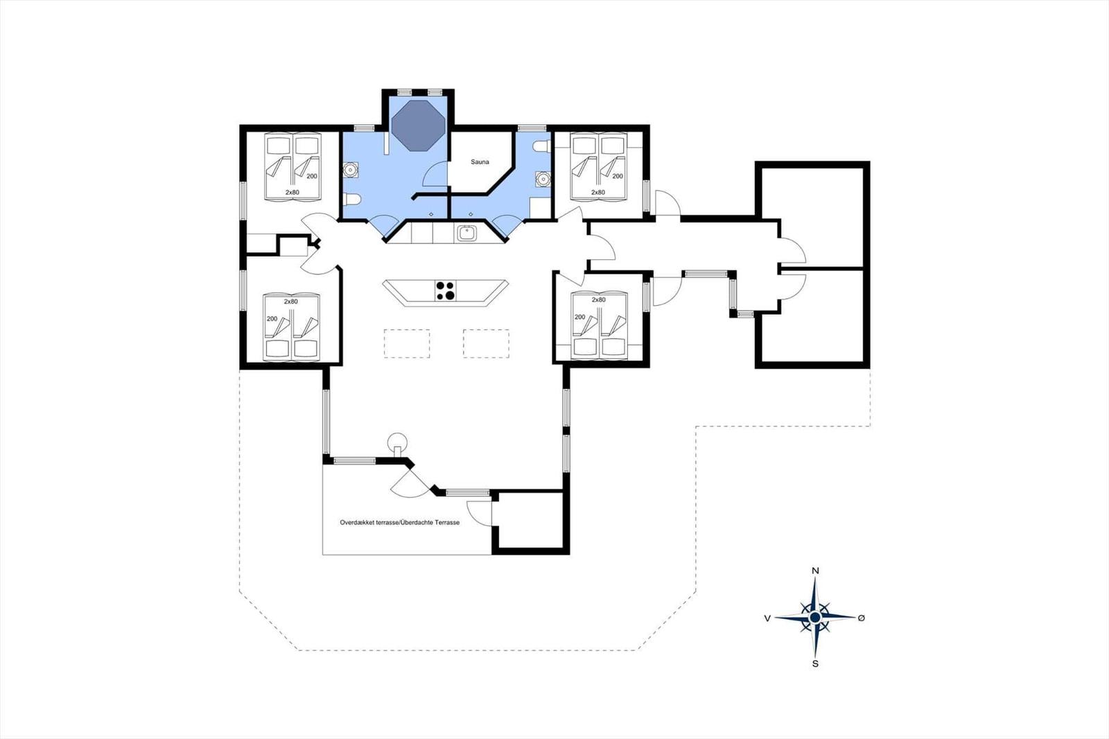 Dieses Haus hat vier Schlafzimmer, eine Sauna und eine überdachte Terrasse.