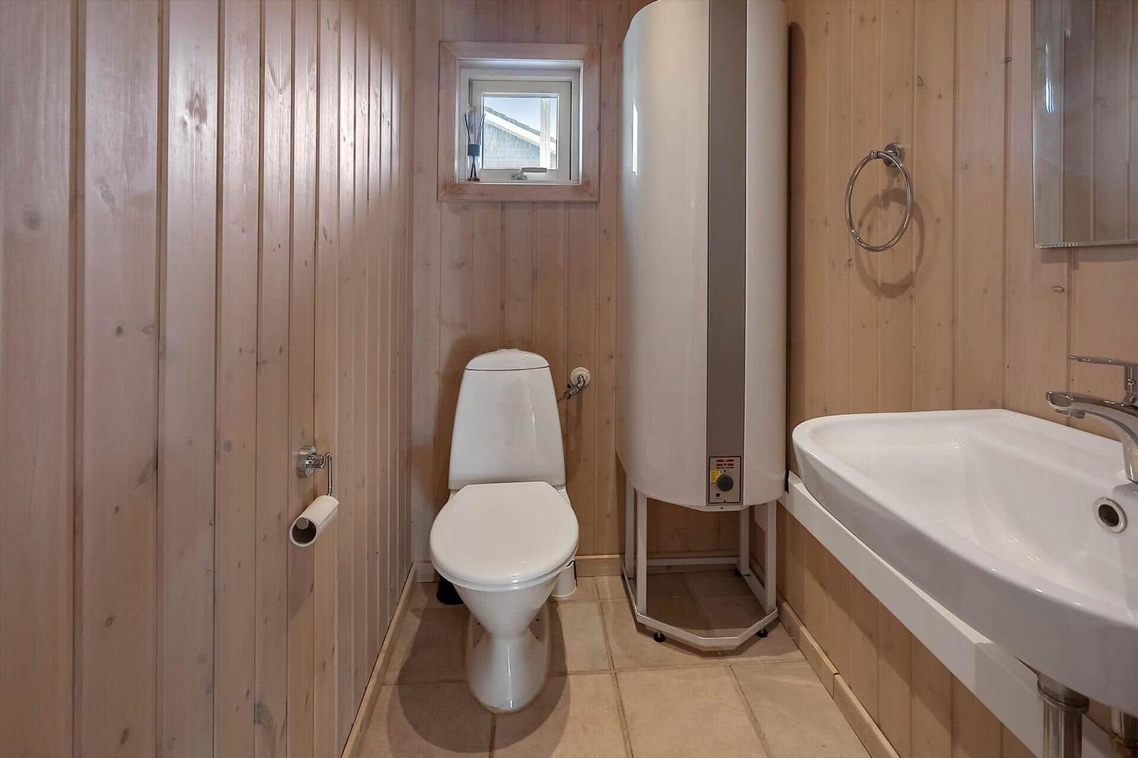 Dieses Haus hat drei Schlafzimmer, eine Sauna und eine Küche.