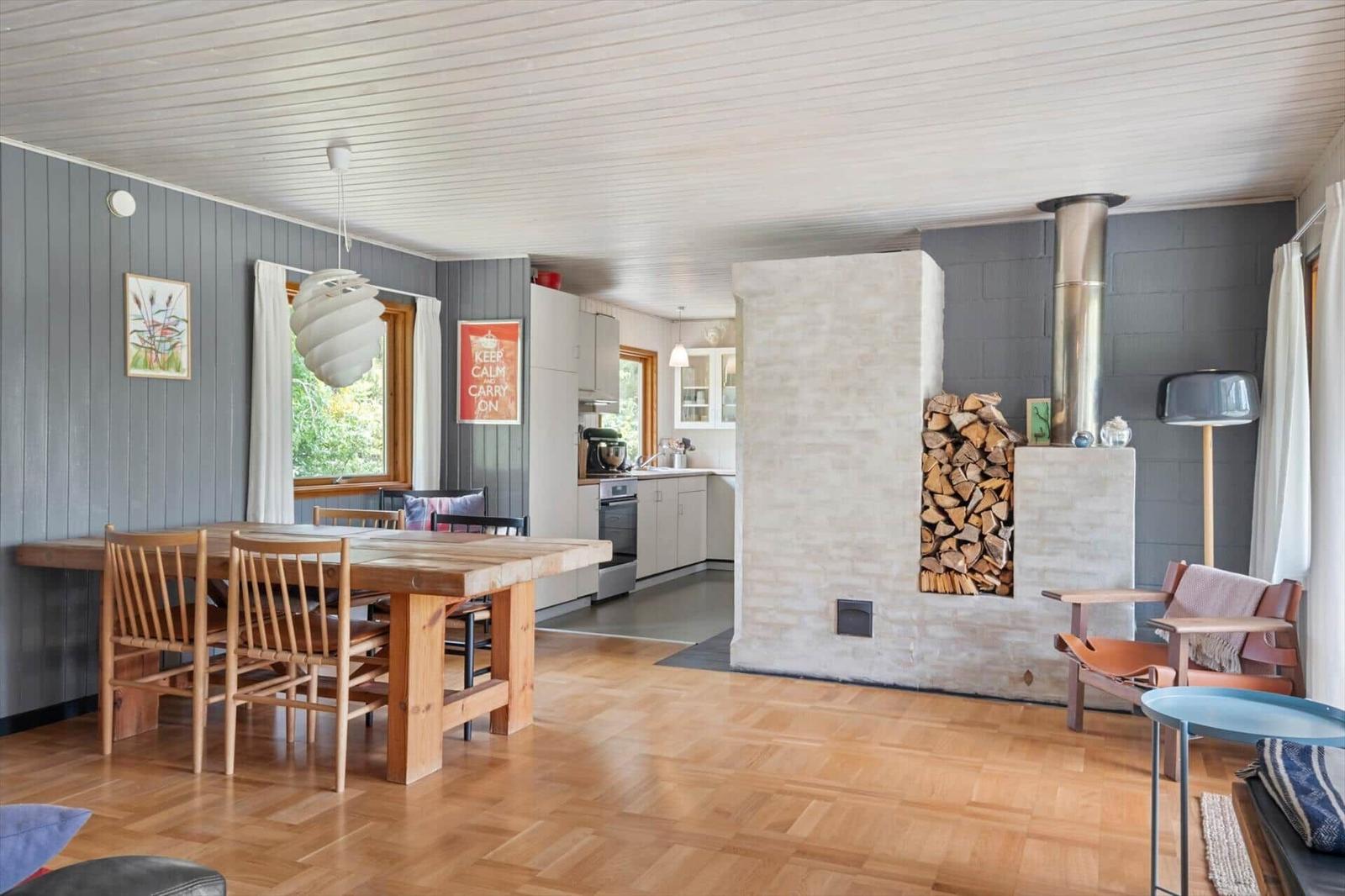 Haus mit Terrasse, Trampolin und Grillplatz im grünen Garten