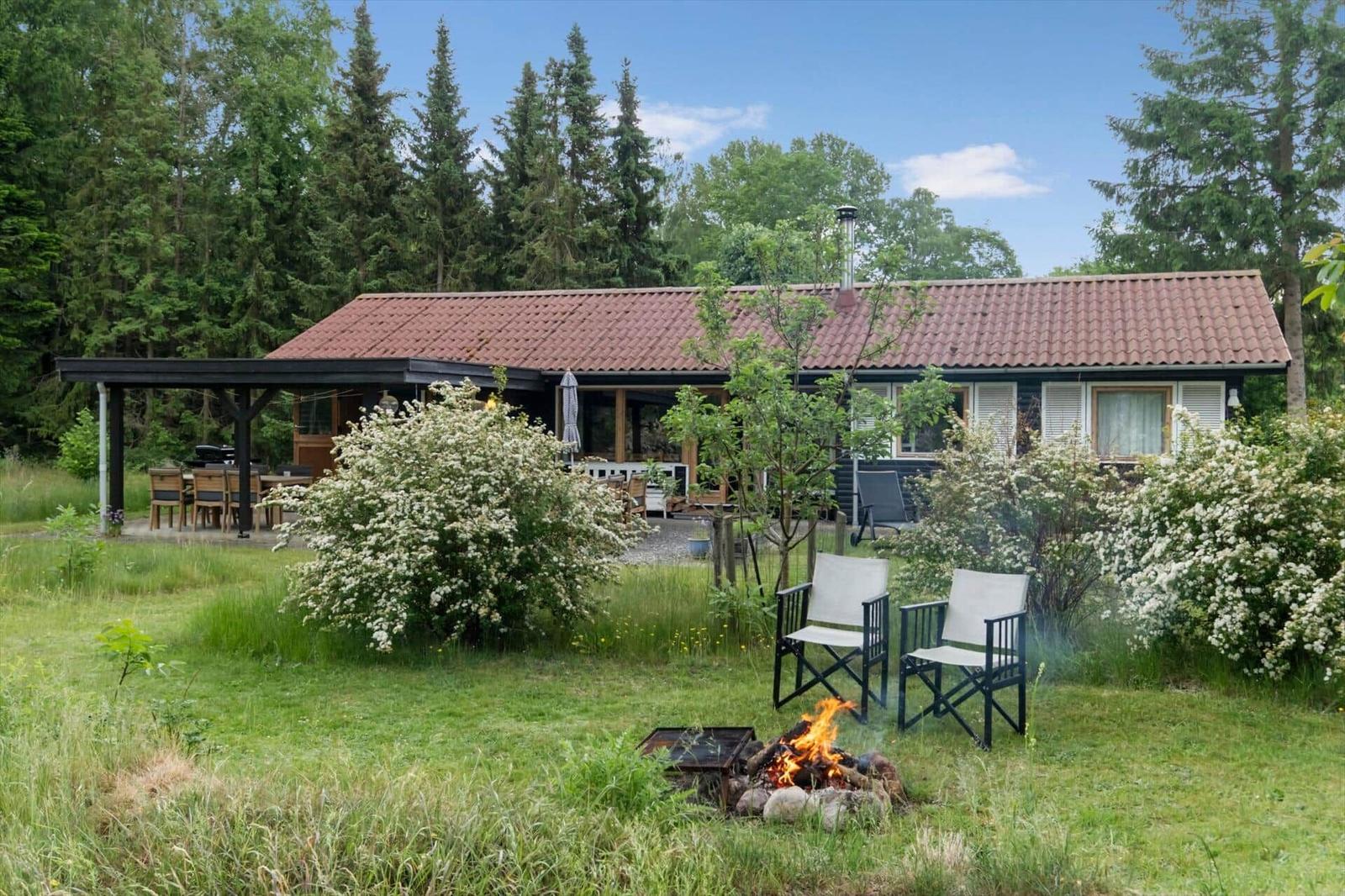 Wohn- und Essbereich mit Holzboden, Kamin und Essgruppe.