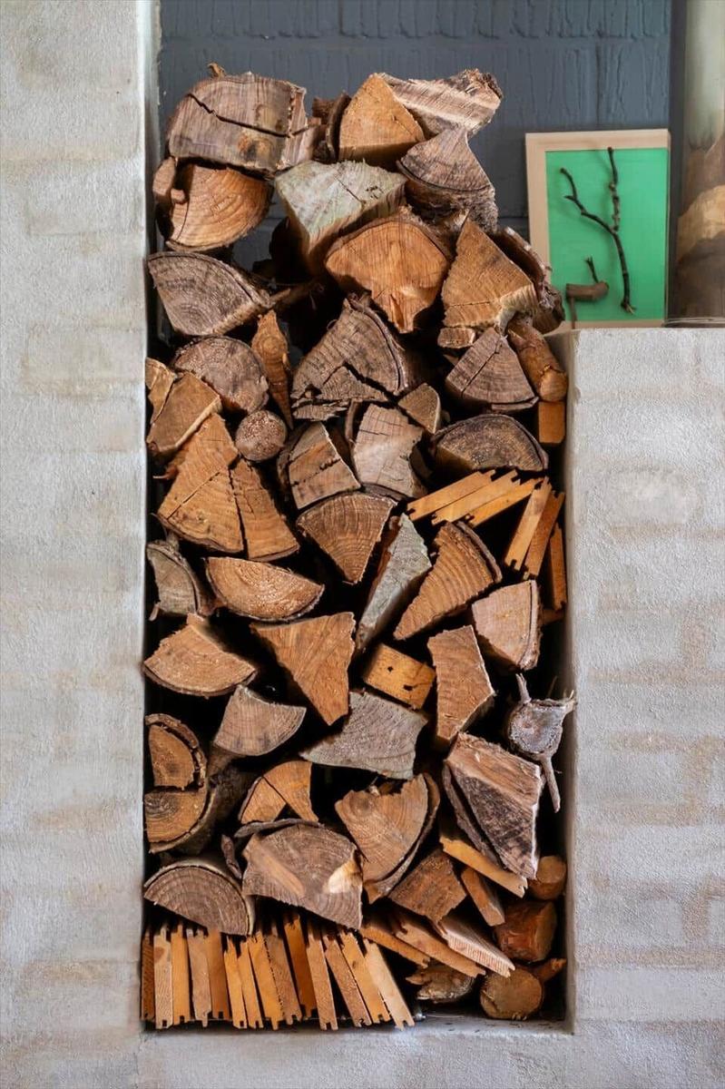 Zeichnung einer Wohnung mit Raumbezeichnung und Kompassrose.