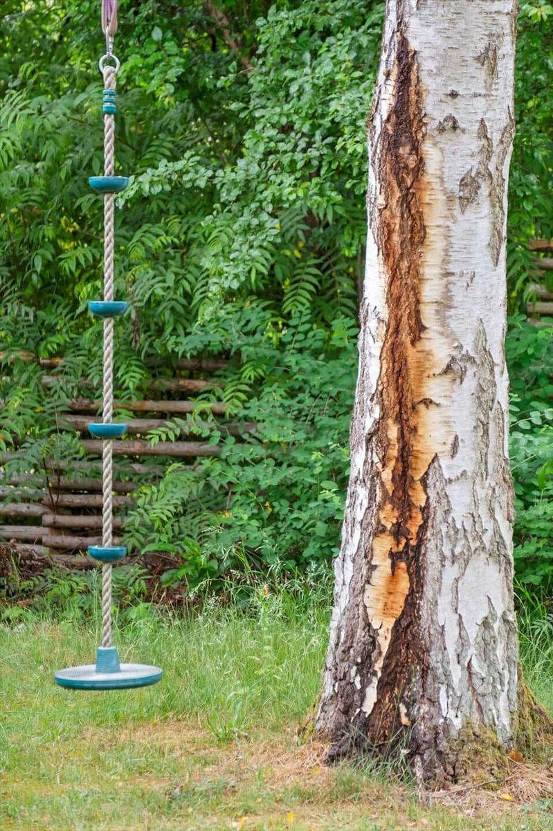 Ein Raum mit Essbereich, Küche und Kamin mit Holzstapel.