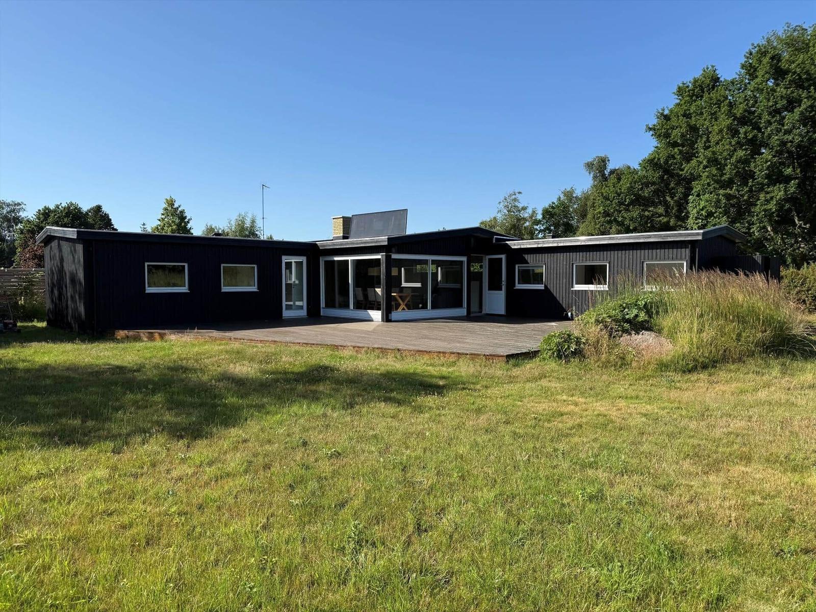 Wohnung mit Küche, Wohnzimmer, Schlafzimmer und Terrasse. Raumhöhen und Flächen angegeben.