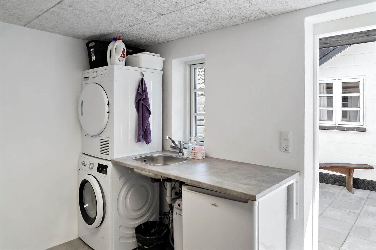 Wohnung mit drei Schlafzimmern, Küche und Bad. Außenbereich mit Schuppen.
