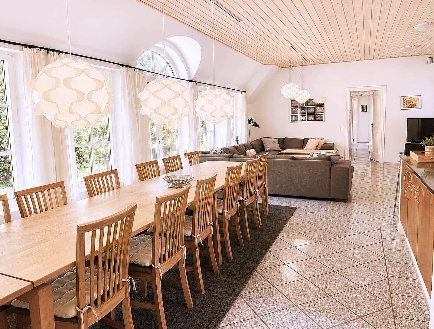 Ferienhausplan mit Pool, Sauna und mehreren Schlafzimmern.