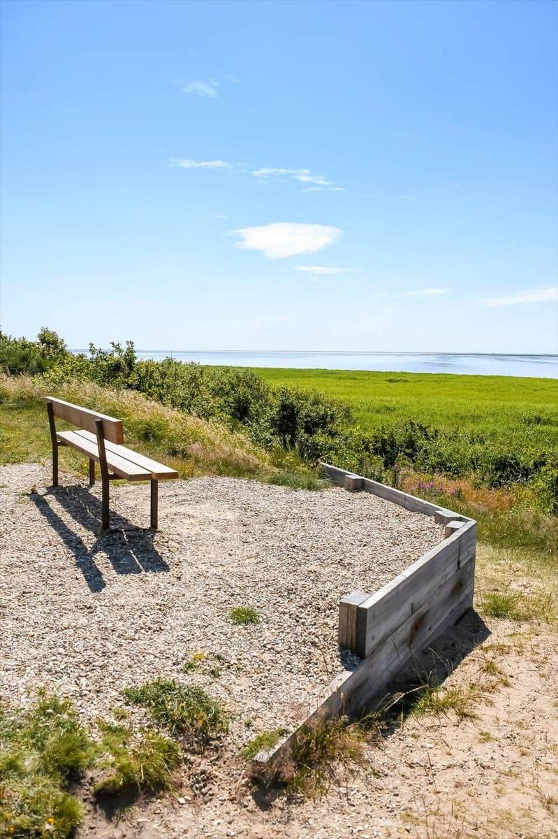 Kinder-Spielplatz mit Sandkasten, Klettergerüst und Schaukel im Freien.