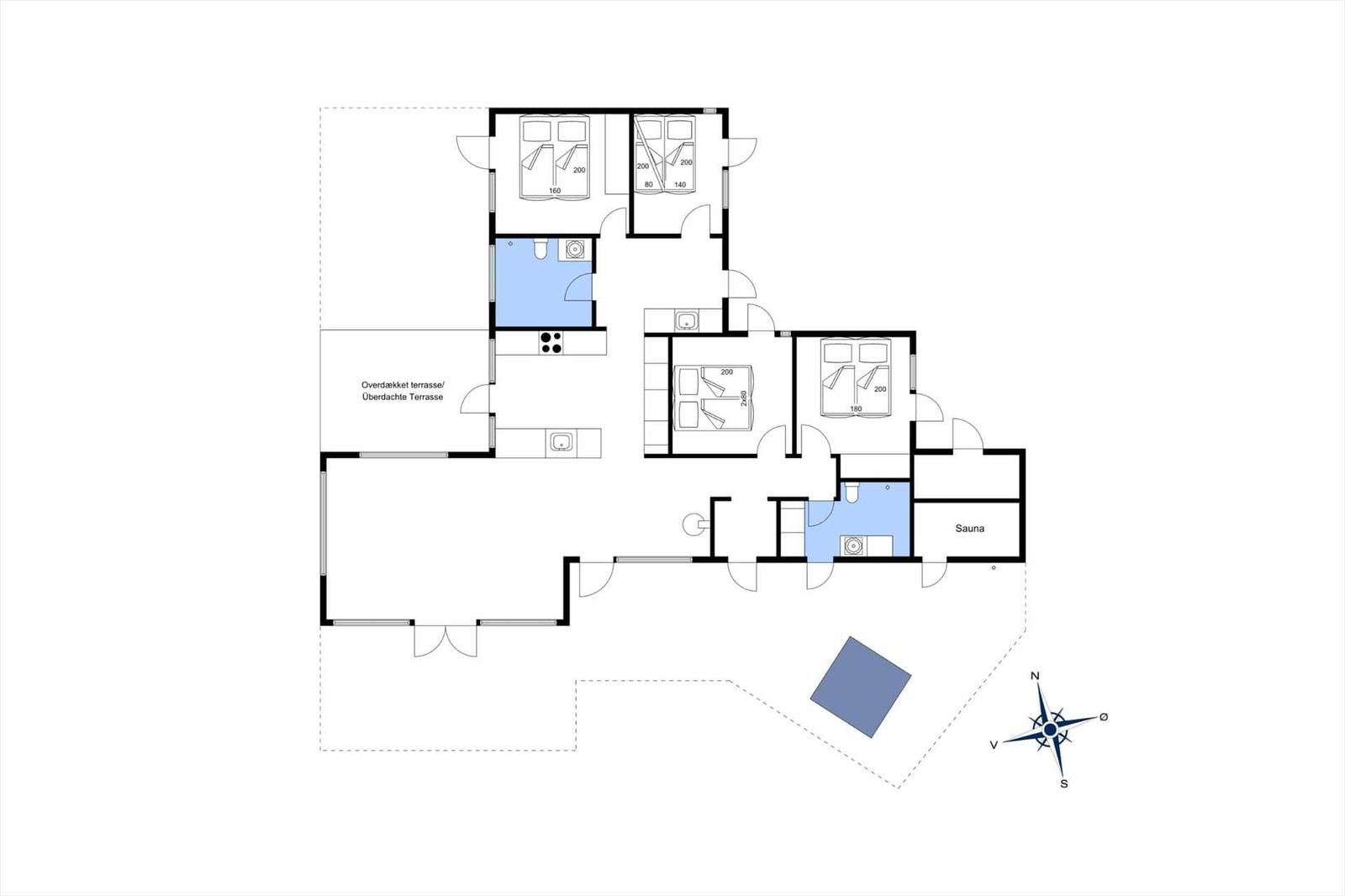 Funktionaler Grundriss mit Sauna, überdachter Terrasse und mehreren Schlafzimmern.