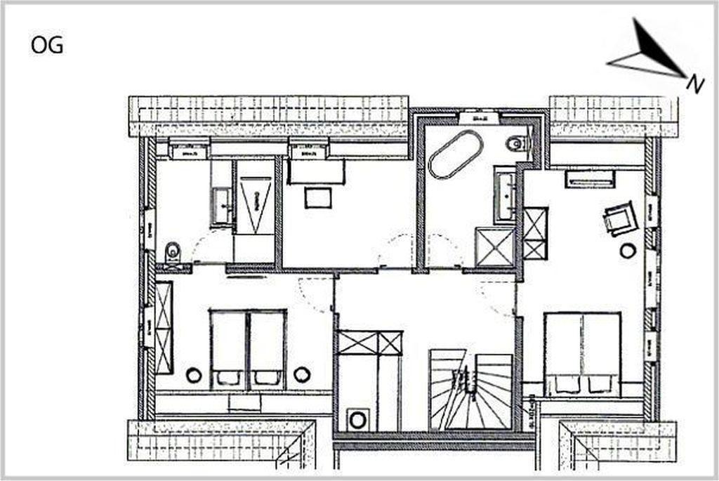 Erdgeschoss-Plan mit Eingang, Schlafzimmer, Wohnbereich und Bad.