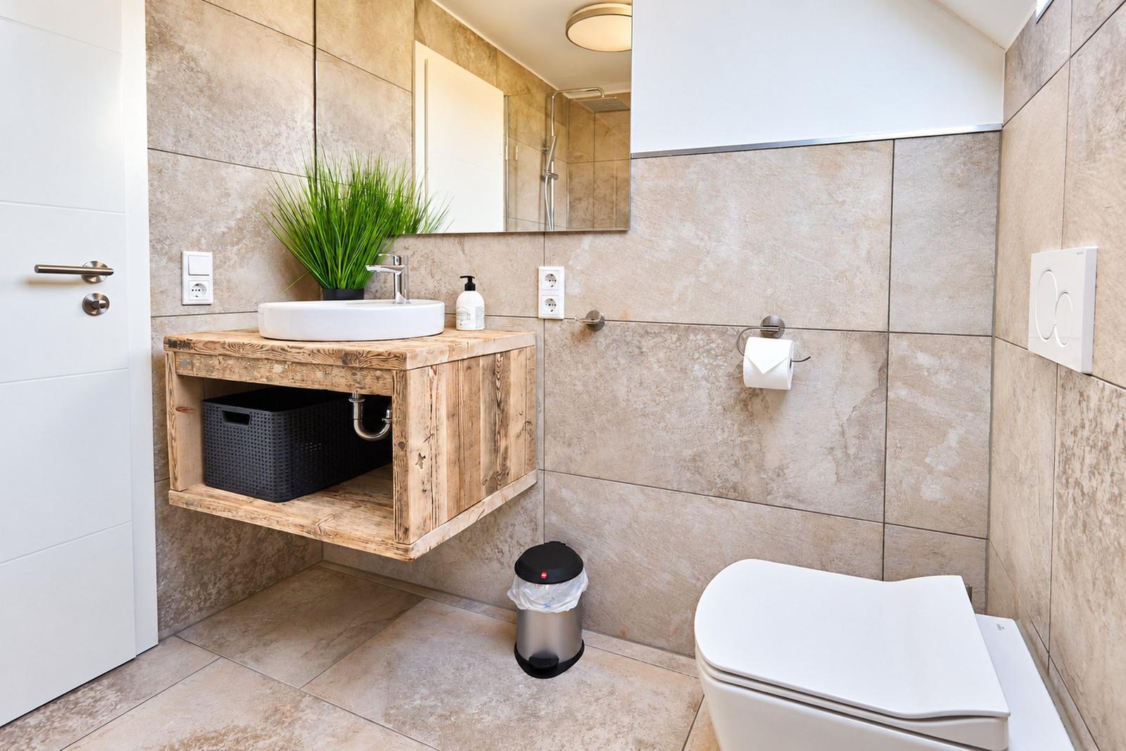 Wohnung mit Schlafzimmer, Küche und Bad. Holzboden und moderne Einrichtung.