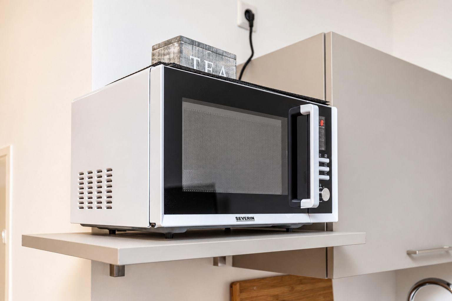 Wohnung mit Schlafzimmer, Küche und Bad. Holzfußboden und modern eingerichtet.