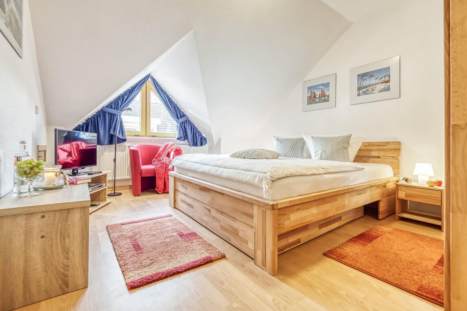 Schlafzimmer mit Doppelbett