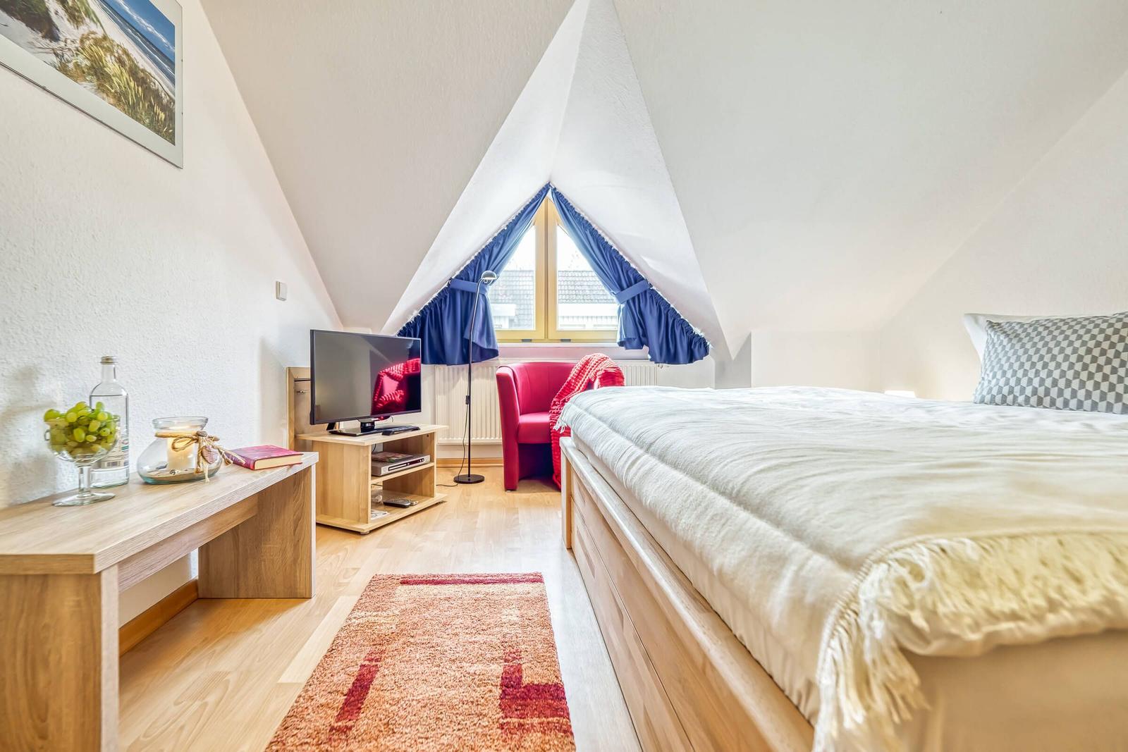 Schlafzimmer mit zwei Einzelbetten