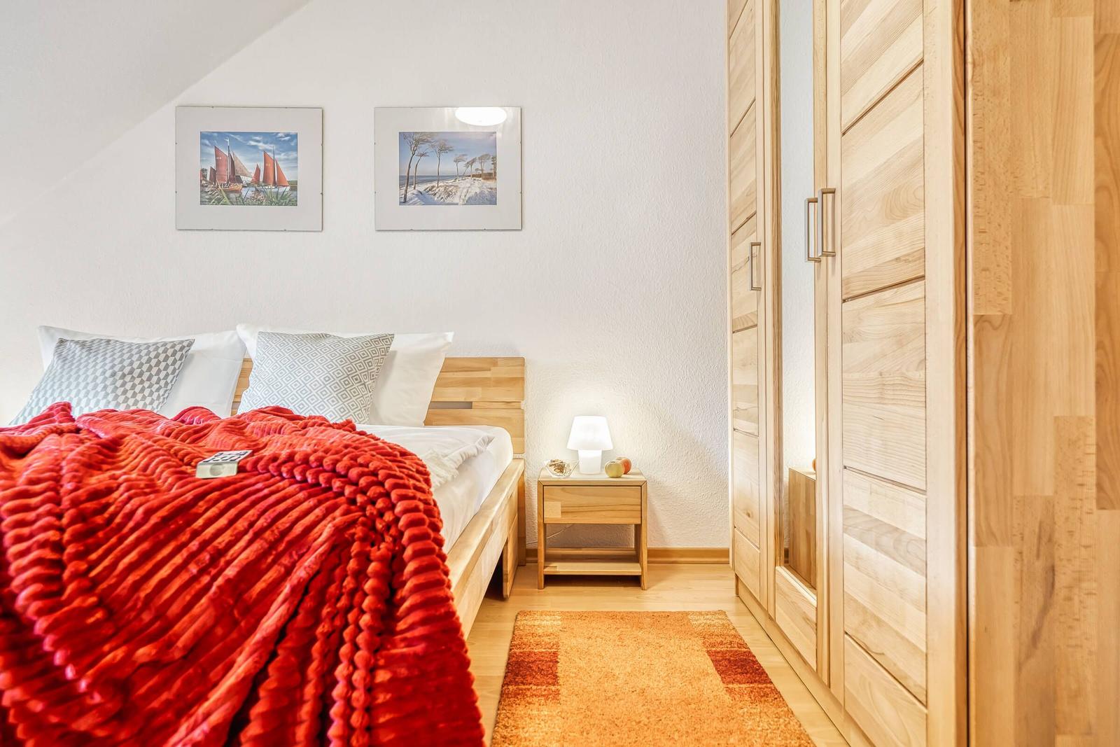 Schlafzimmer mit zwei Einzelbetten