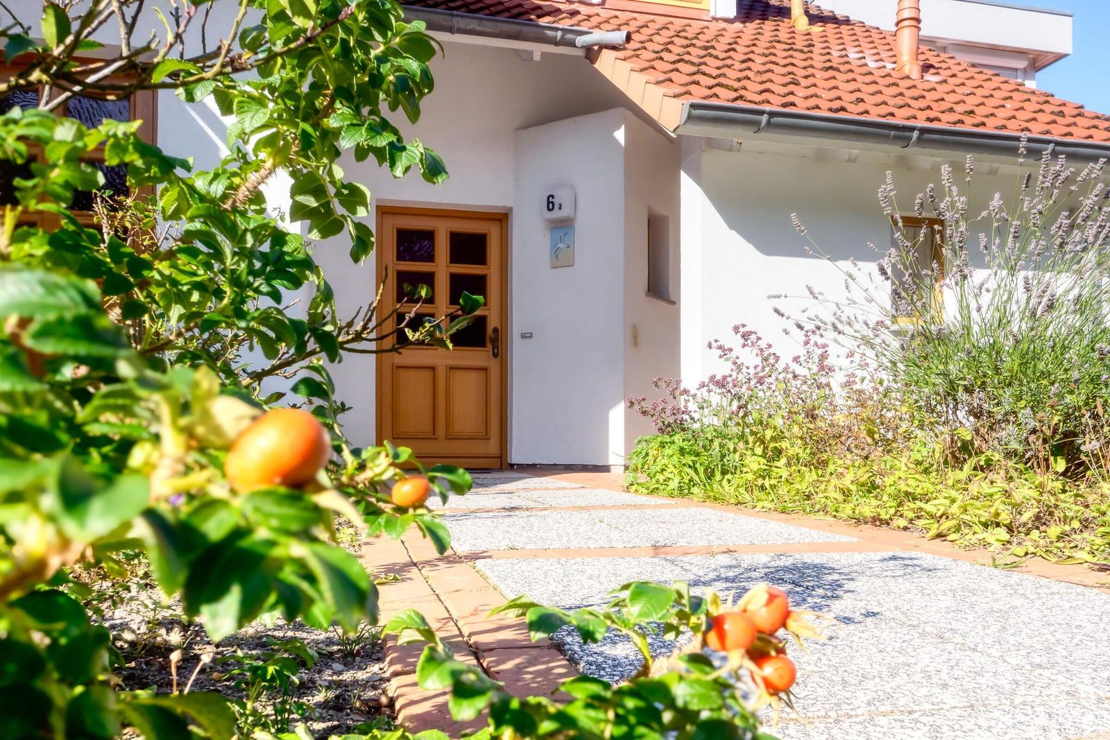 Wohnung mit Terrasse, Küche, Bad und Schlafbereich im Obergeschoss.