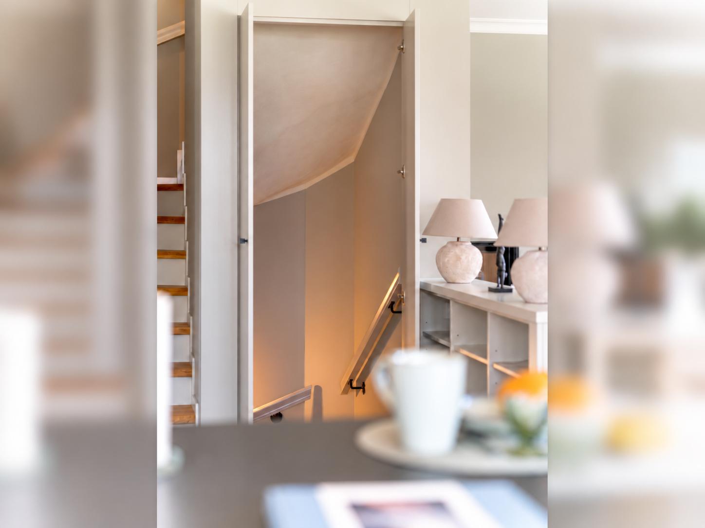 Die Treppe in den Keller, wo sich die Waschmaschine, der Trockner und ein seperater Kühl- und Gefrierschrank befinden.