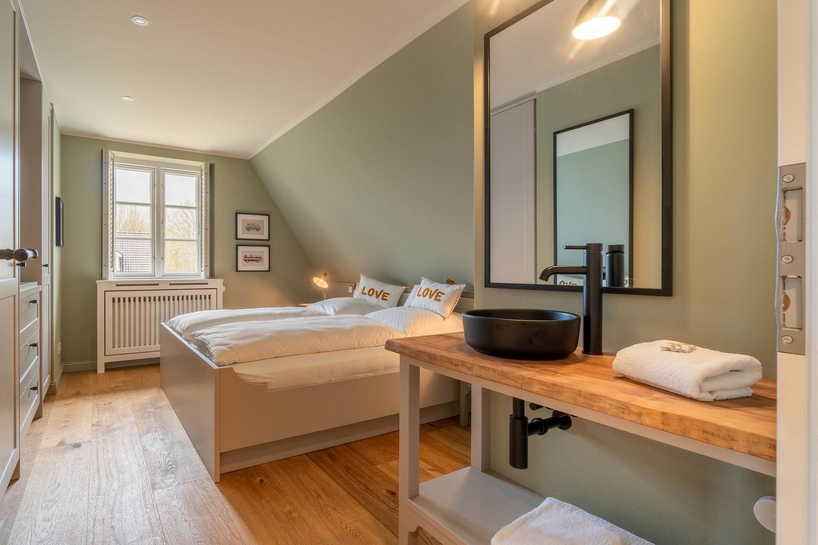 Das erste Schlafzimmer im Obergeschoss.