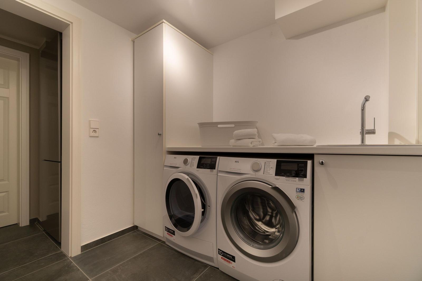 Im Keller befinden sich die Waschmaschine, der Trockner und ein seperater Kühlschrank mit einem Gefrierfach.