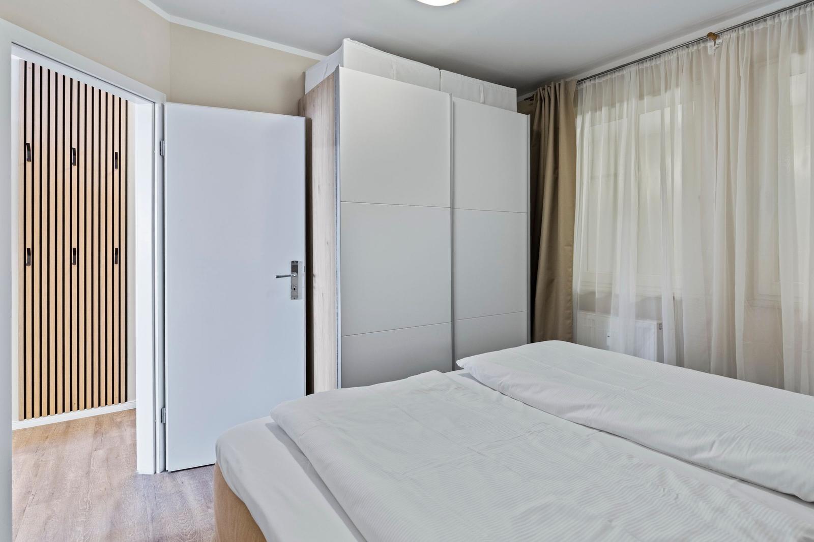 Schlafzimmer mit Kleiderschrank im kbmb320, Meeresblick 320 in Kühlungsborn