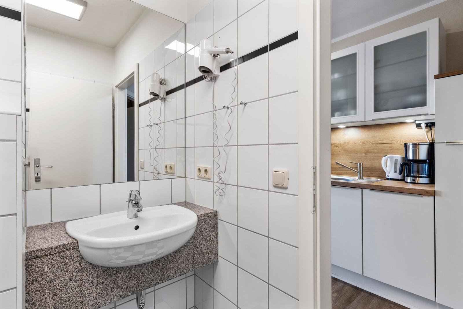 Badezimmer mit Waschtisch im kbmb320, Meeresblick 320 in Kühlungsborn