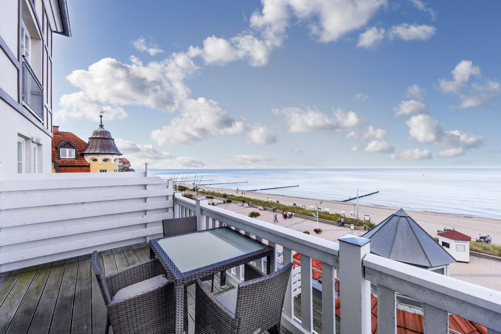 Balkon mit Gartenmöbeln im kbmb320, Meeresblick 320 in Kühlungsborn