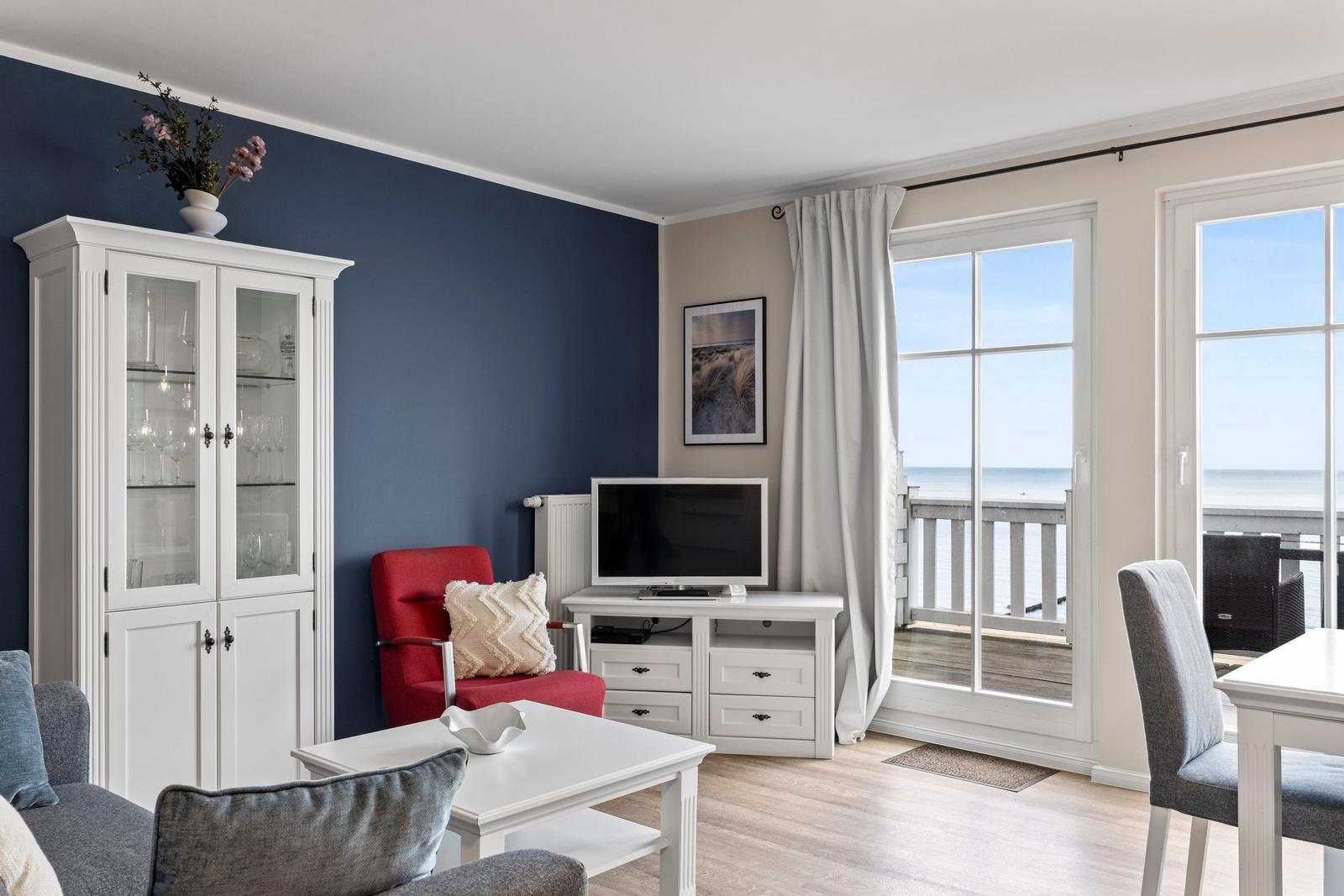 Wohn-Essbereich mit Flatscreen-TV im kbmb320, Meeresblick 320 in Kühlungsborn