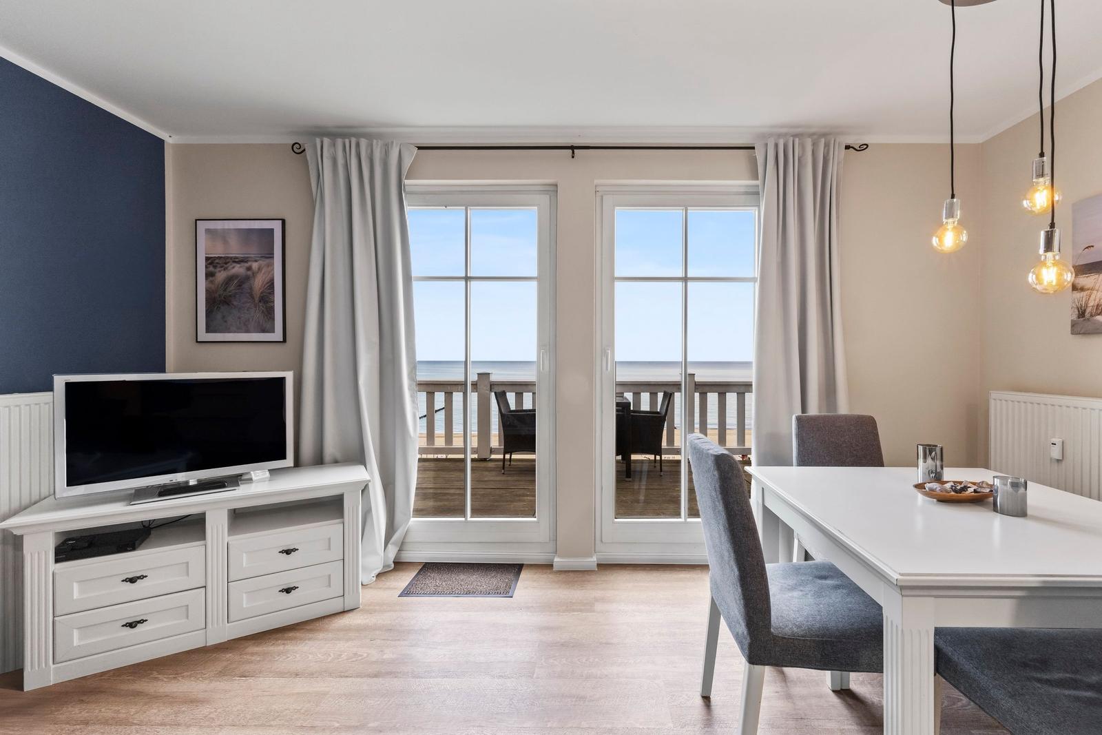 Wohn-Essbereich mit Zugang zum Balkon im kbmb320, Meeresblick 320 in Kühlungsborn
