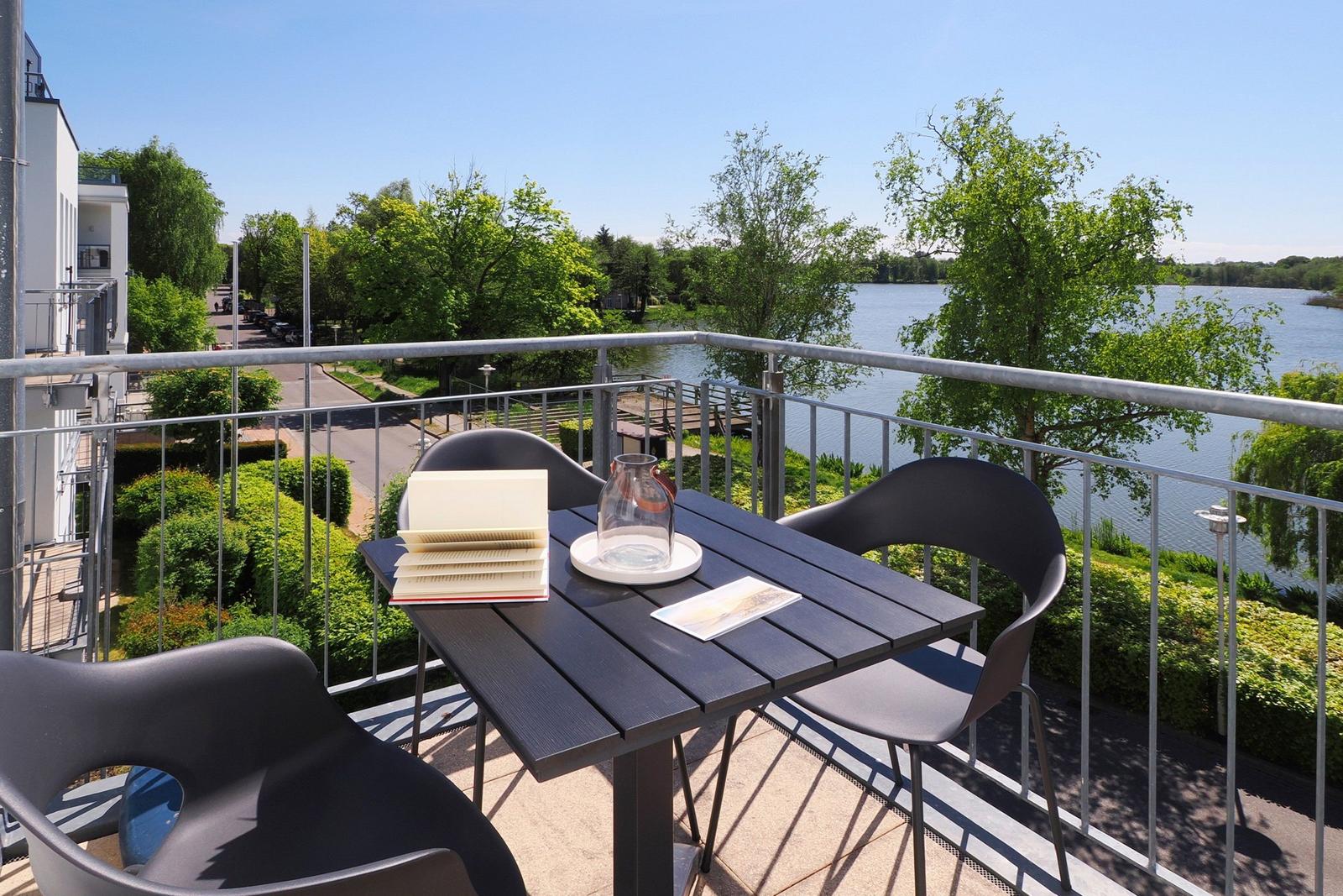 Balkon mit Tisch und Sitzgelegenheiten