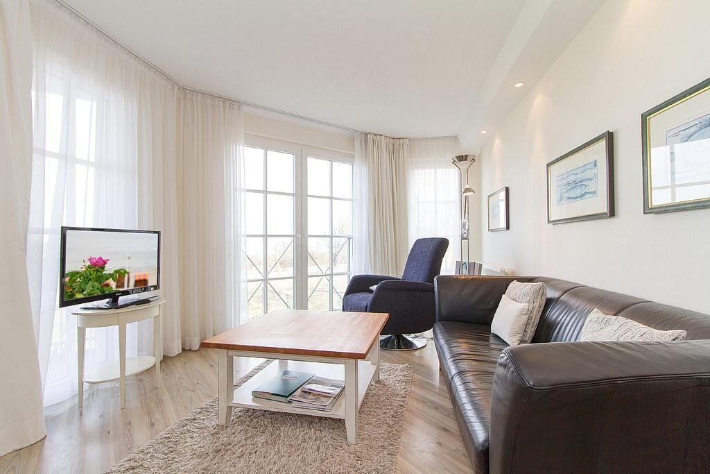 Wohn-Essbereich mit Couch und Flatscreen-TV