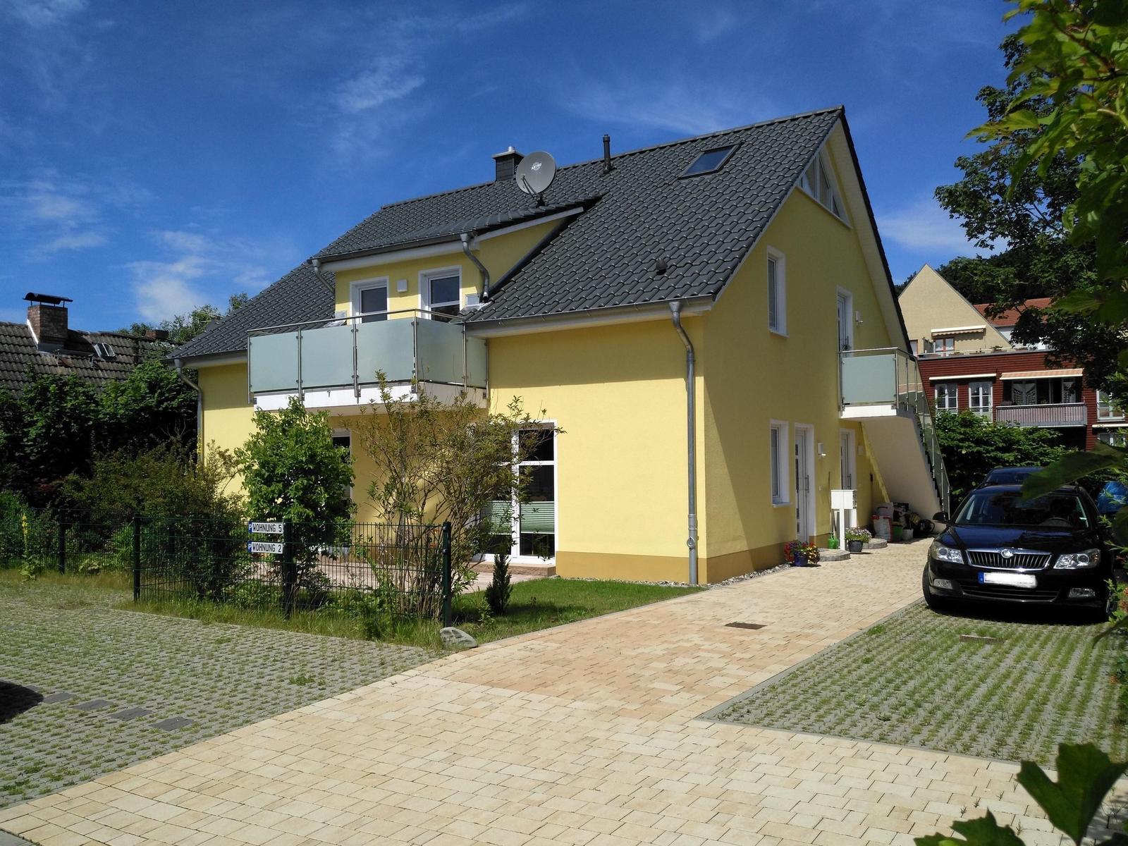 Ferienwohnung mit Küche, Schlafzimmer, Bad und Wohnzimmer im Erdgeschoss.
