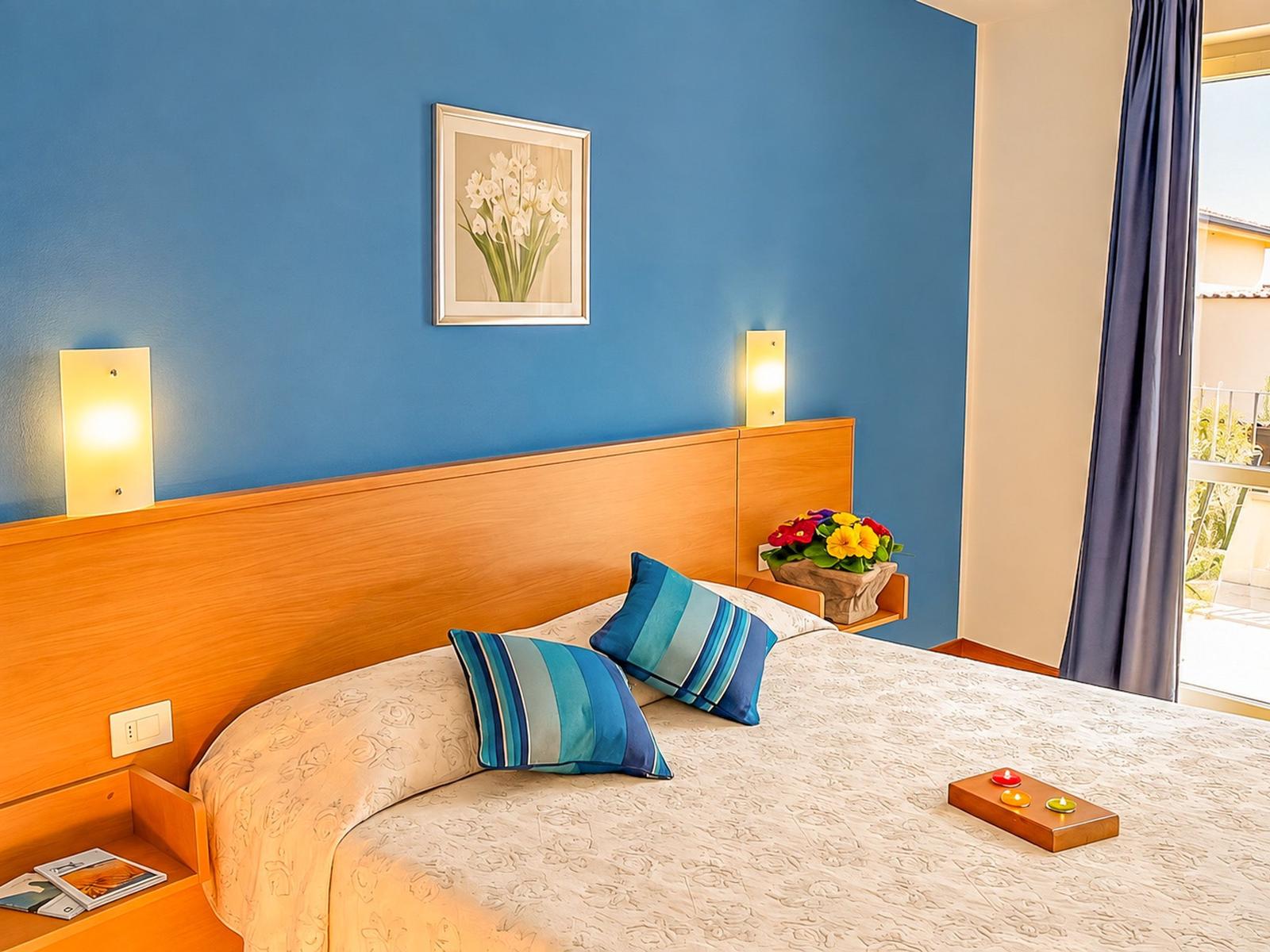 großes weiches Doppelbett und warme Farbkombination zum Wohlfühlen