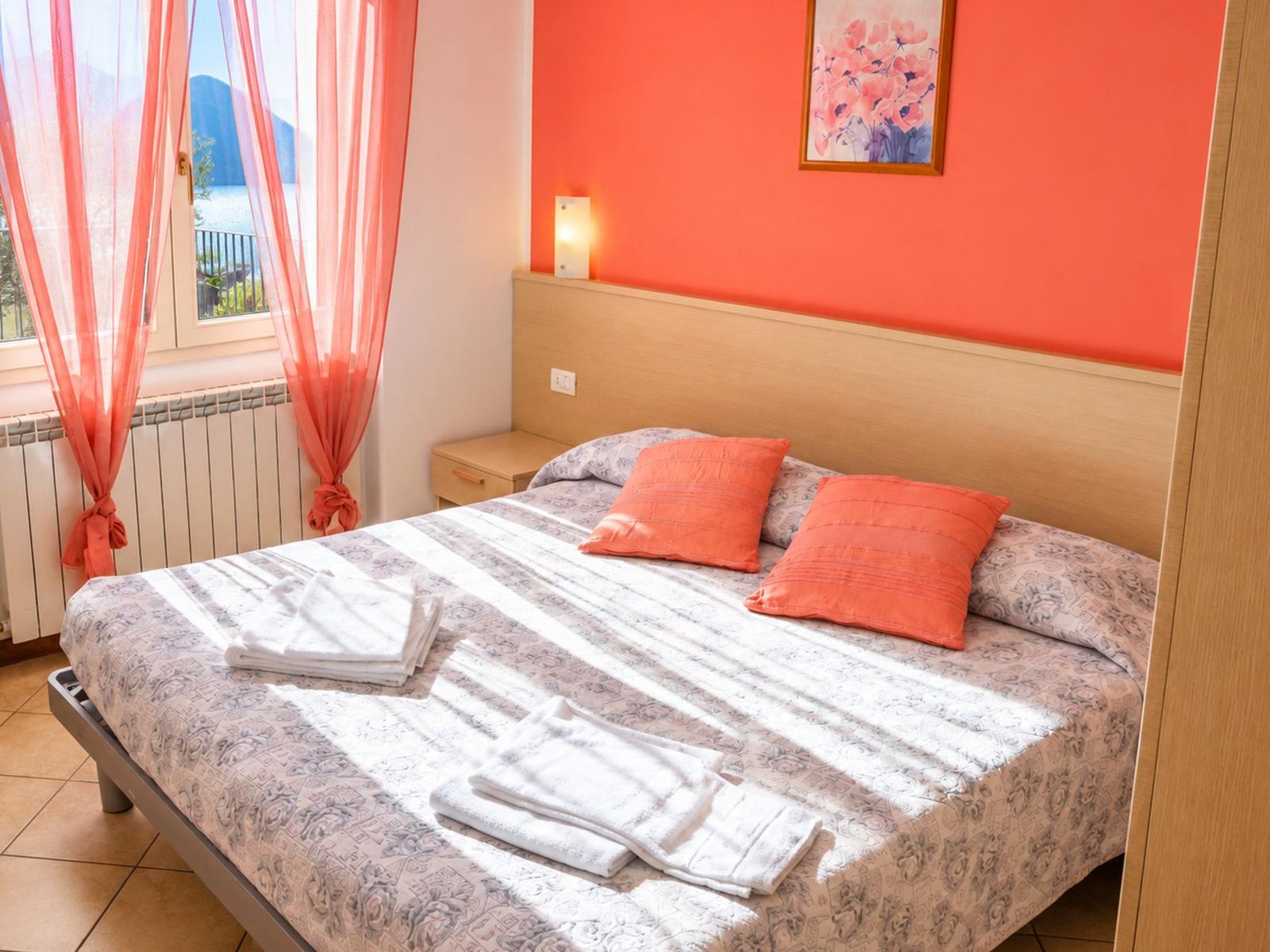zwei gemütliche Einzelbetten mit weichen Matratzen und toller Dekoartion im Schlafzimmer