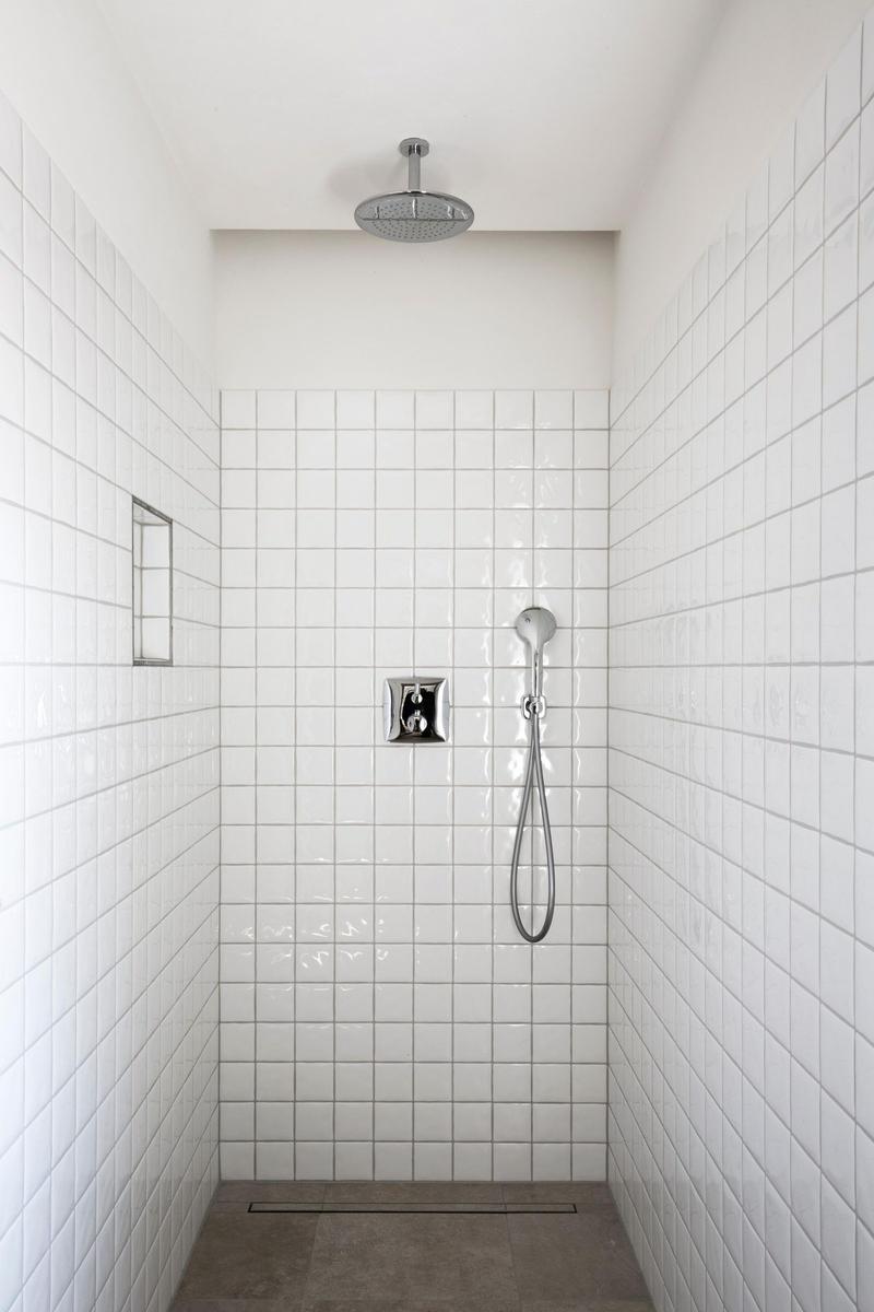 Zwei Wohnungen mit Küche, Schlafzimmer, Bad und Sauna im Erdgeschoss.