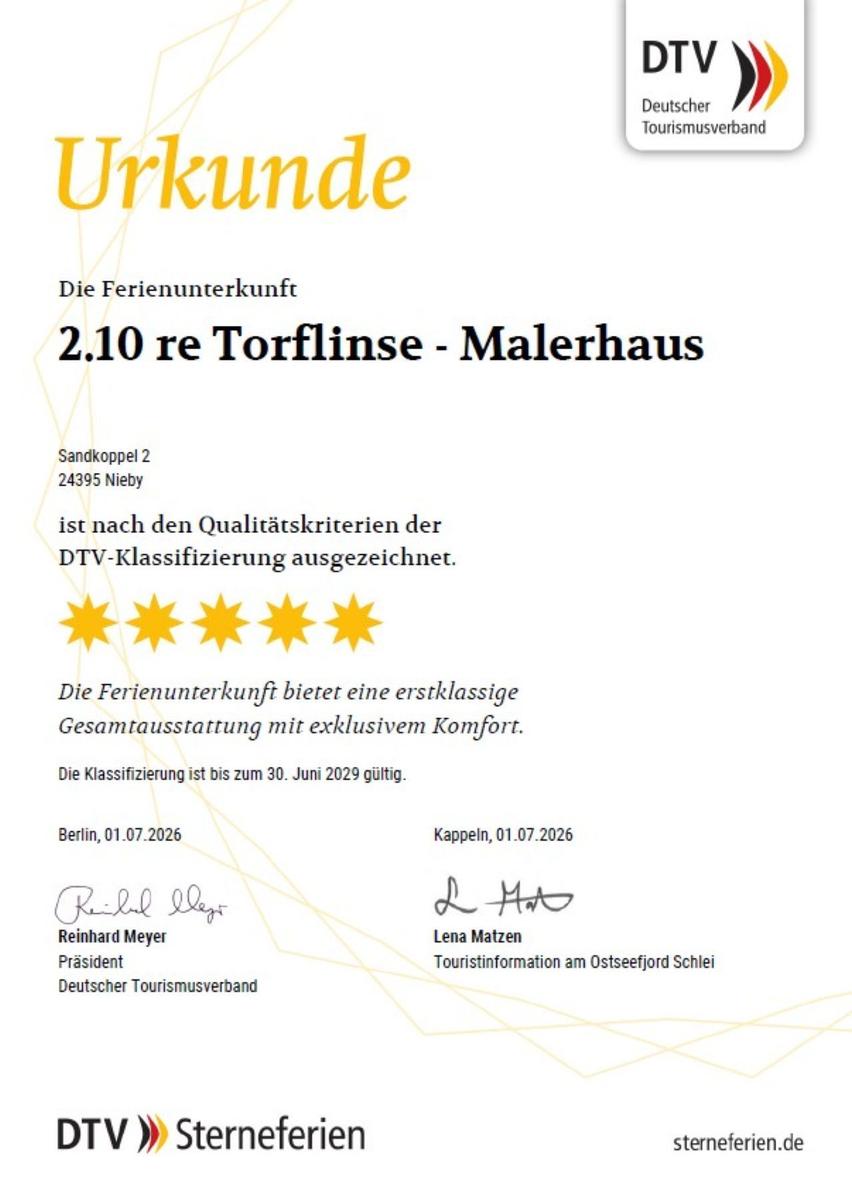 Dusche mit Dachduschkopf, Handbrause und kleinem Fenster